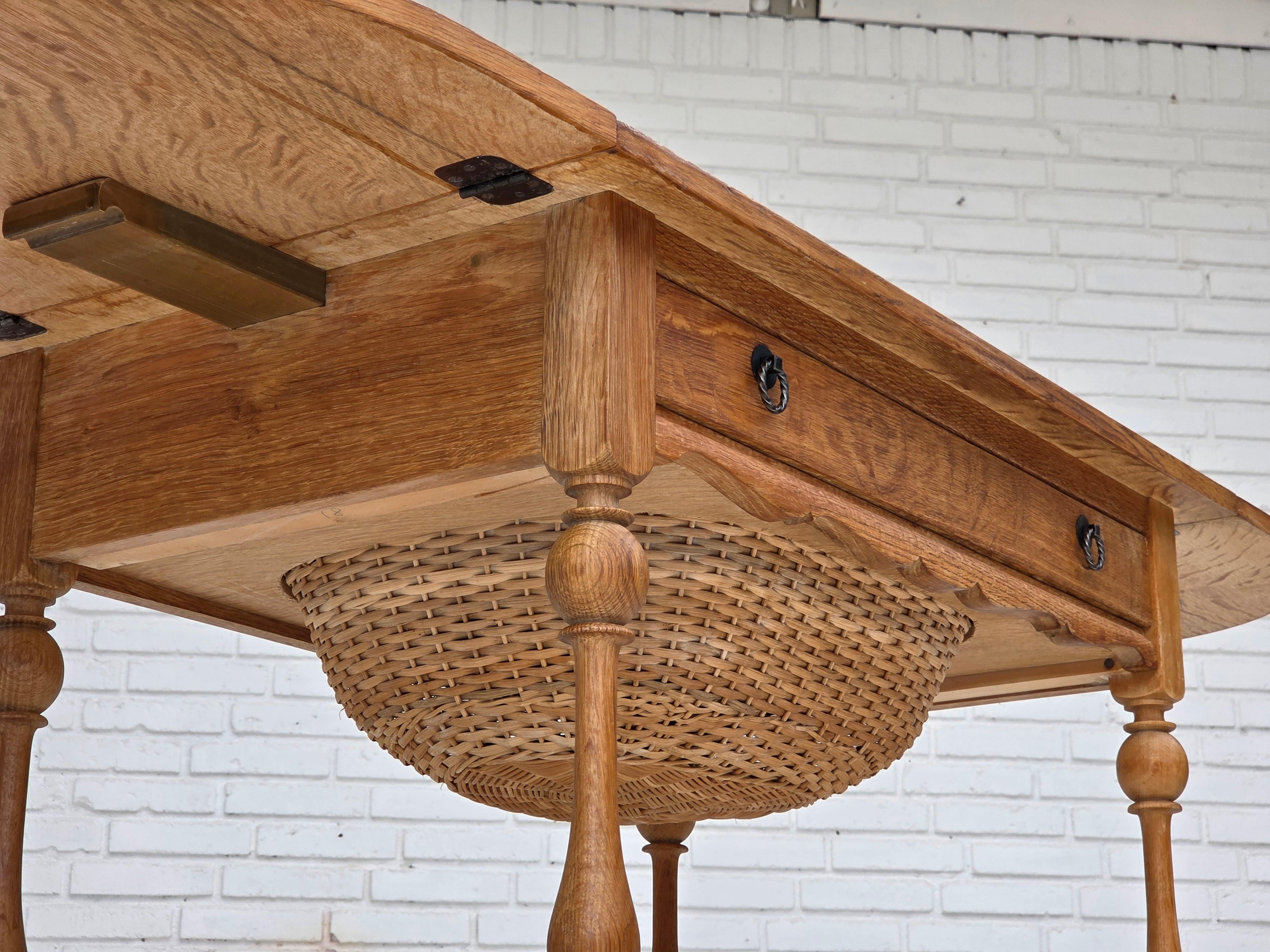 1970, table basse pliante danoise, bois de chêne, rotin, état d'origine. en vente 4