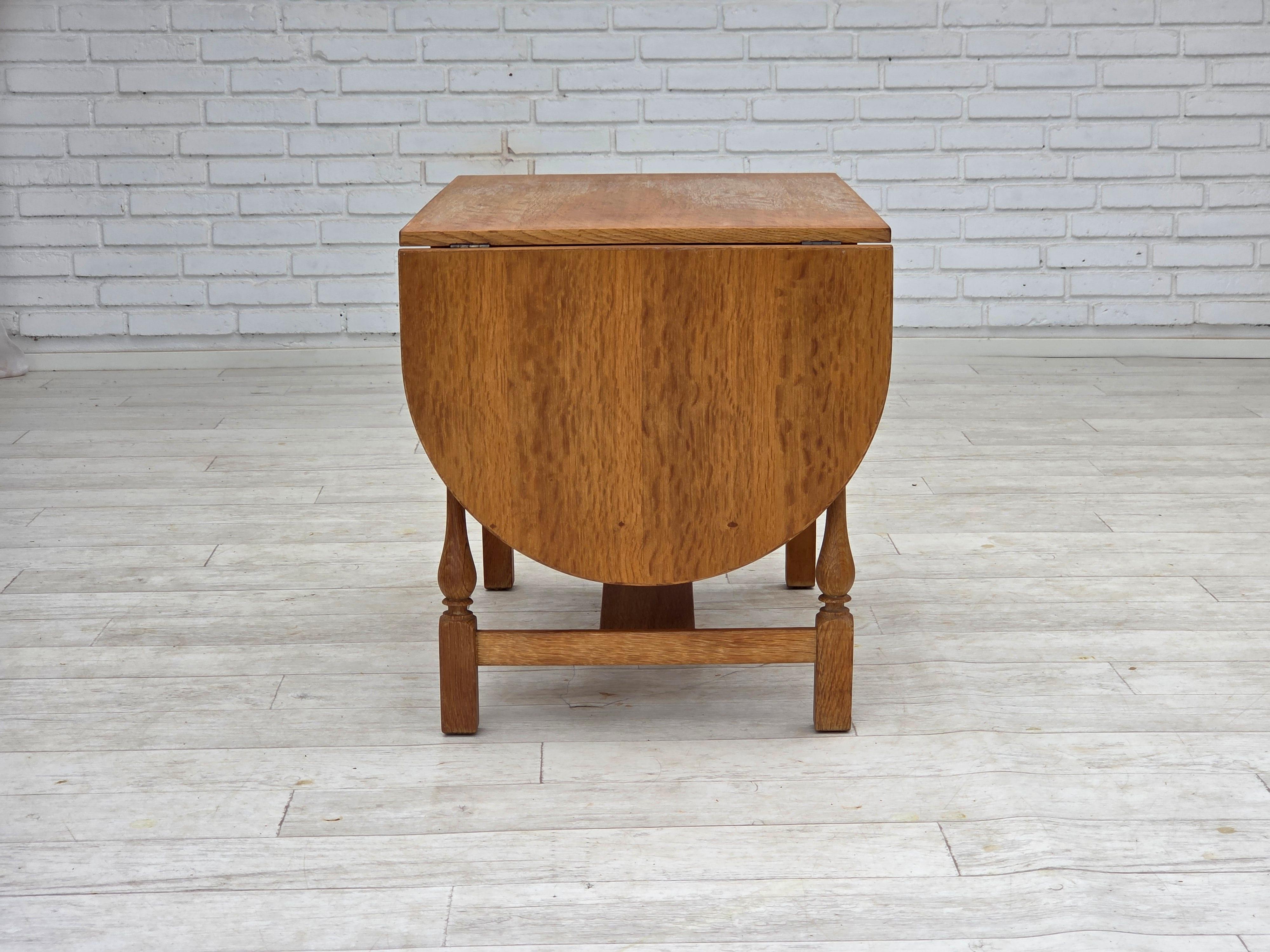 1970, table basse pliante danoise, bois de chêne, rotin, état d'origine. en vente 5
