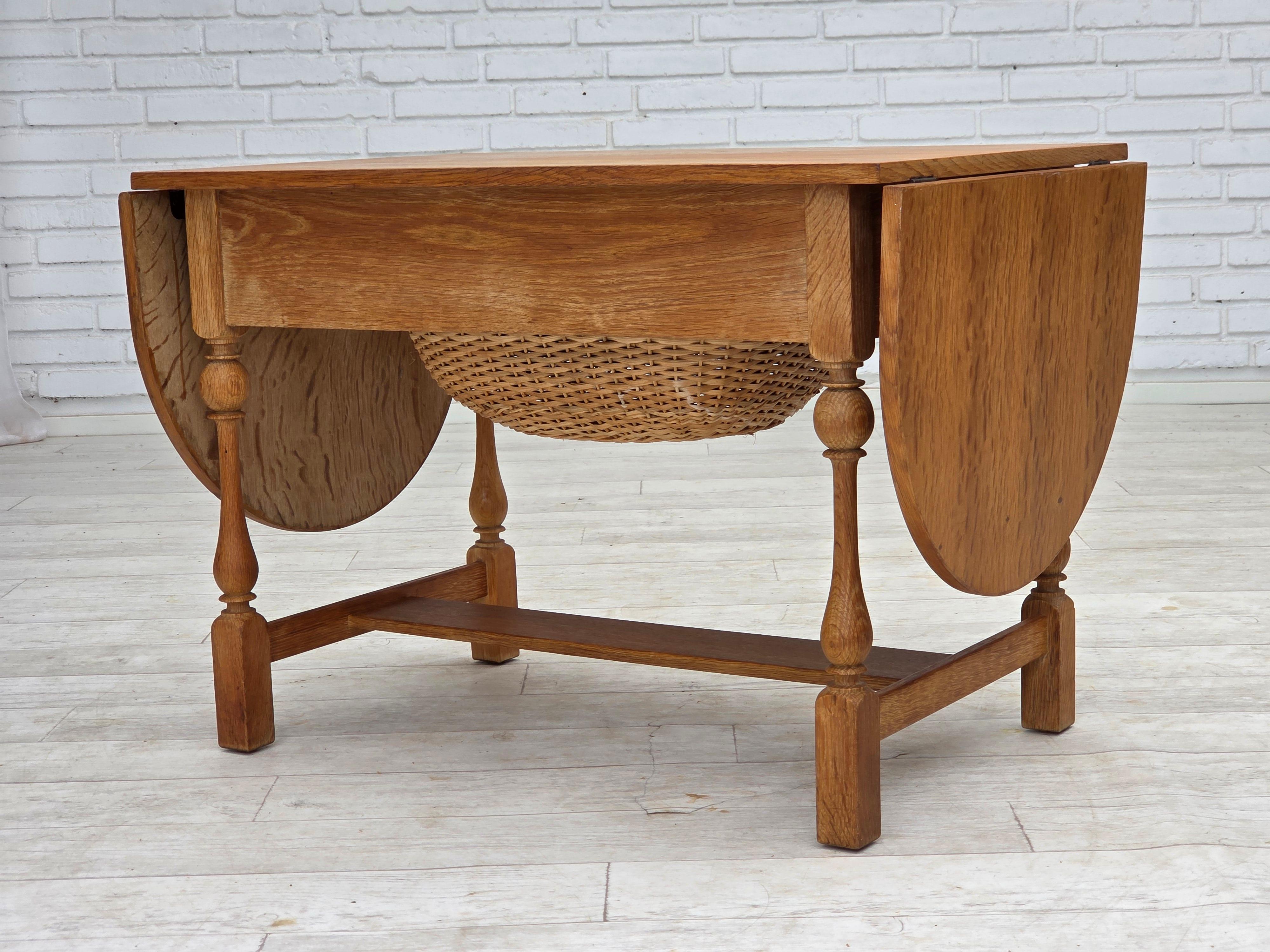 1970, table basse pliante danoise, bois de chêne, rotin, état d'origine. en vente 7