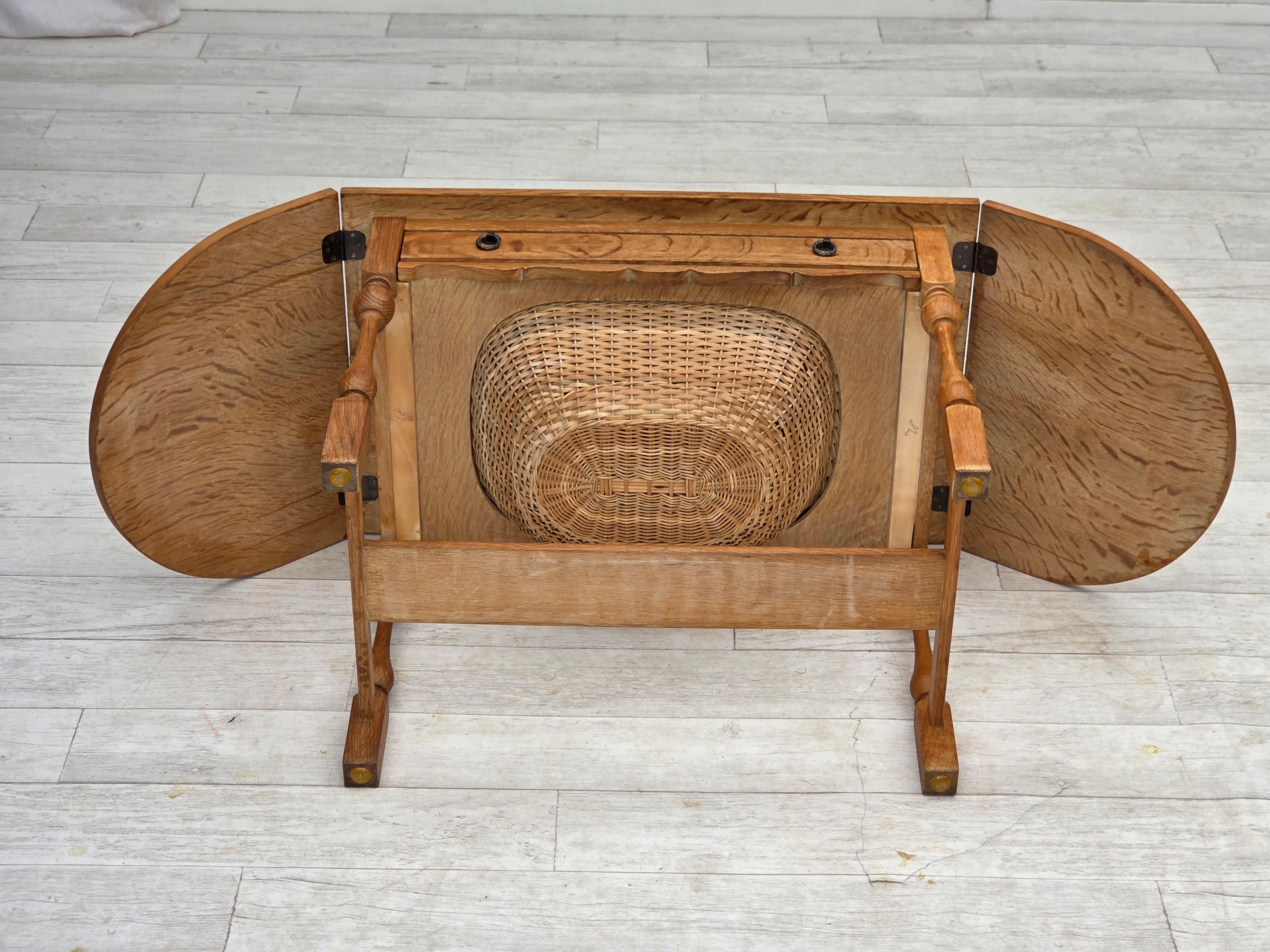 1970, table basse pliante danoise, bois de chêne, rotin, état d'origine. en vente 9