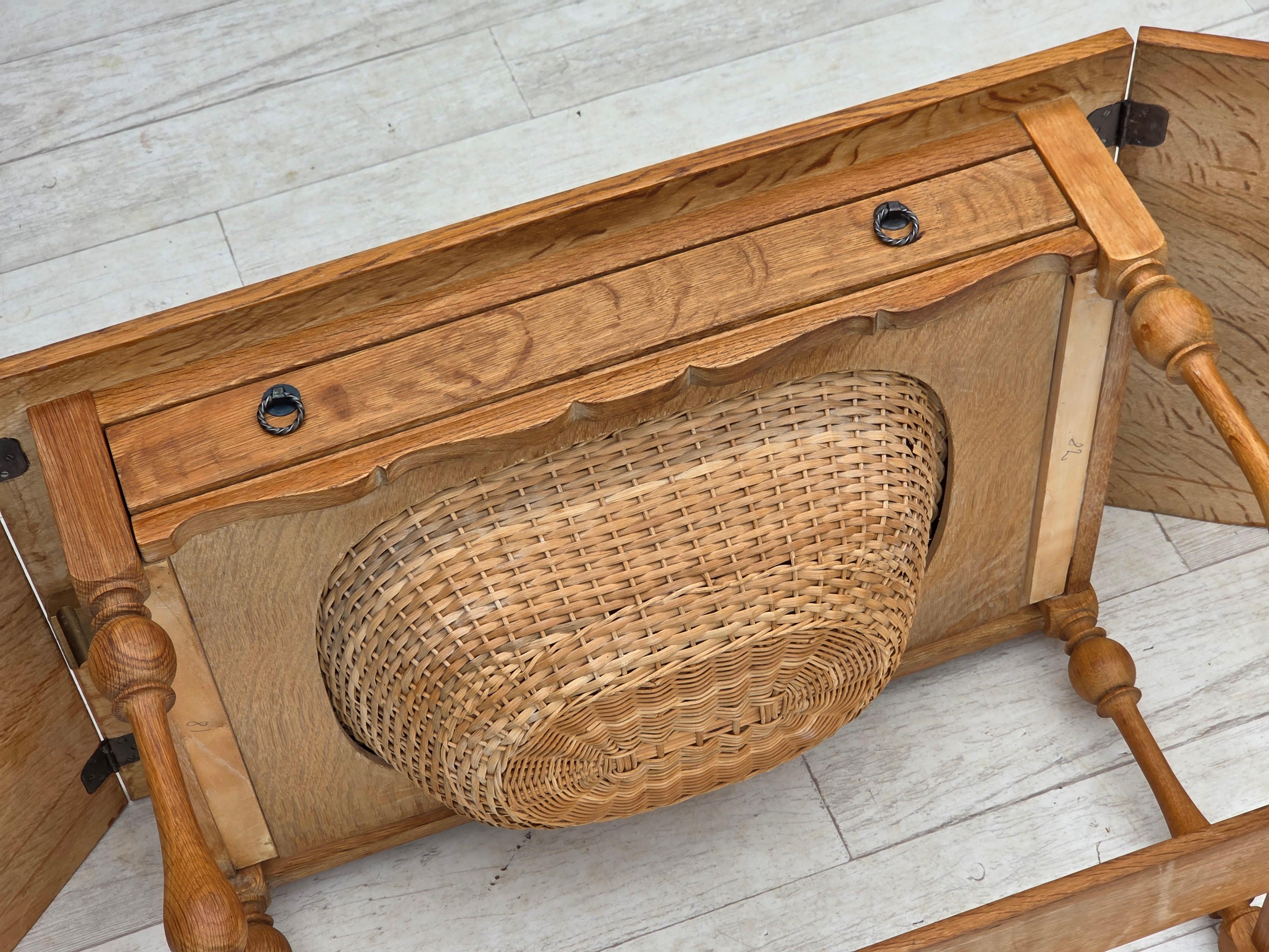 1970, table basse pliante danoise, bois de chêne, rotin, état d'origine. en vente 10