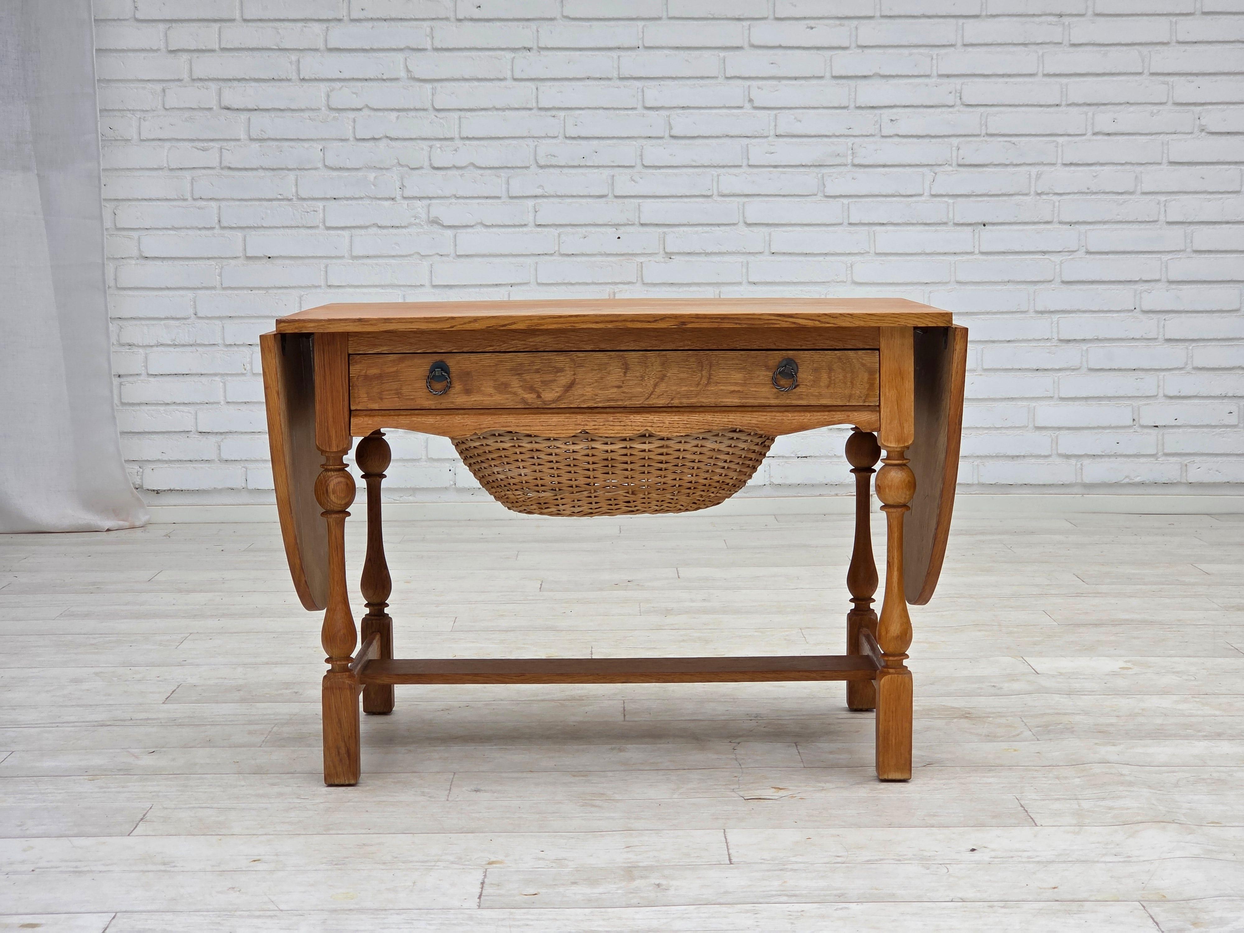 1970, table basse danoise dépliée. Bois de chêne, tiroirs en rotin, dépliés sur deux côtés. Très bon état d'origine : pas de taches, pas d'odeurs et construction stable. Fabriqué par un fabricant de meubles danois dans les années 1970-1975.
