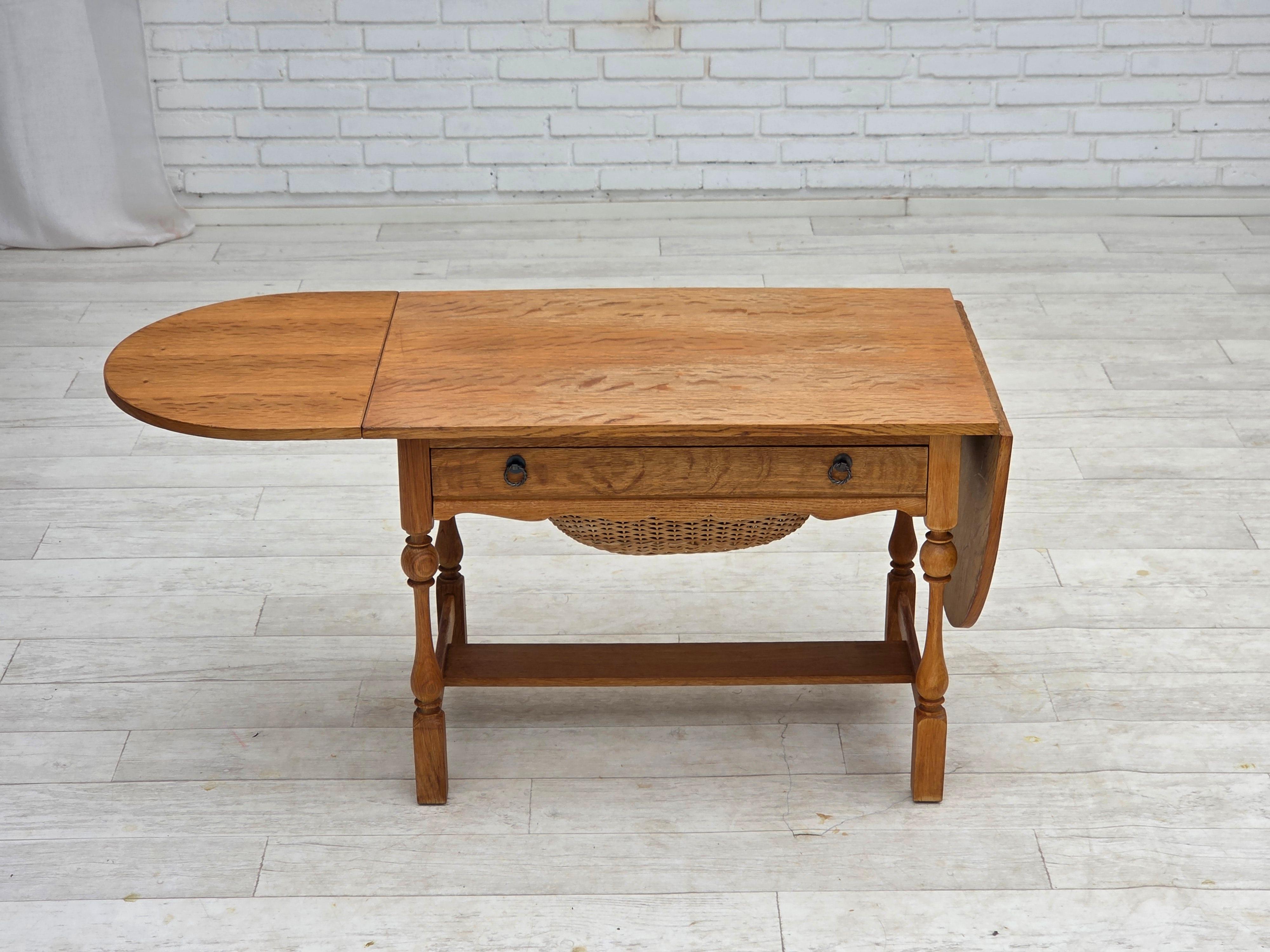 Scandinave moderne 1970, table basse pliante danoise, bois de chêne, rotin, état d'origine. en vente