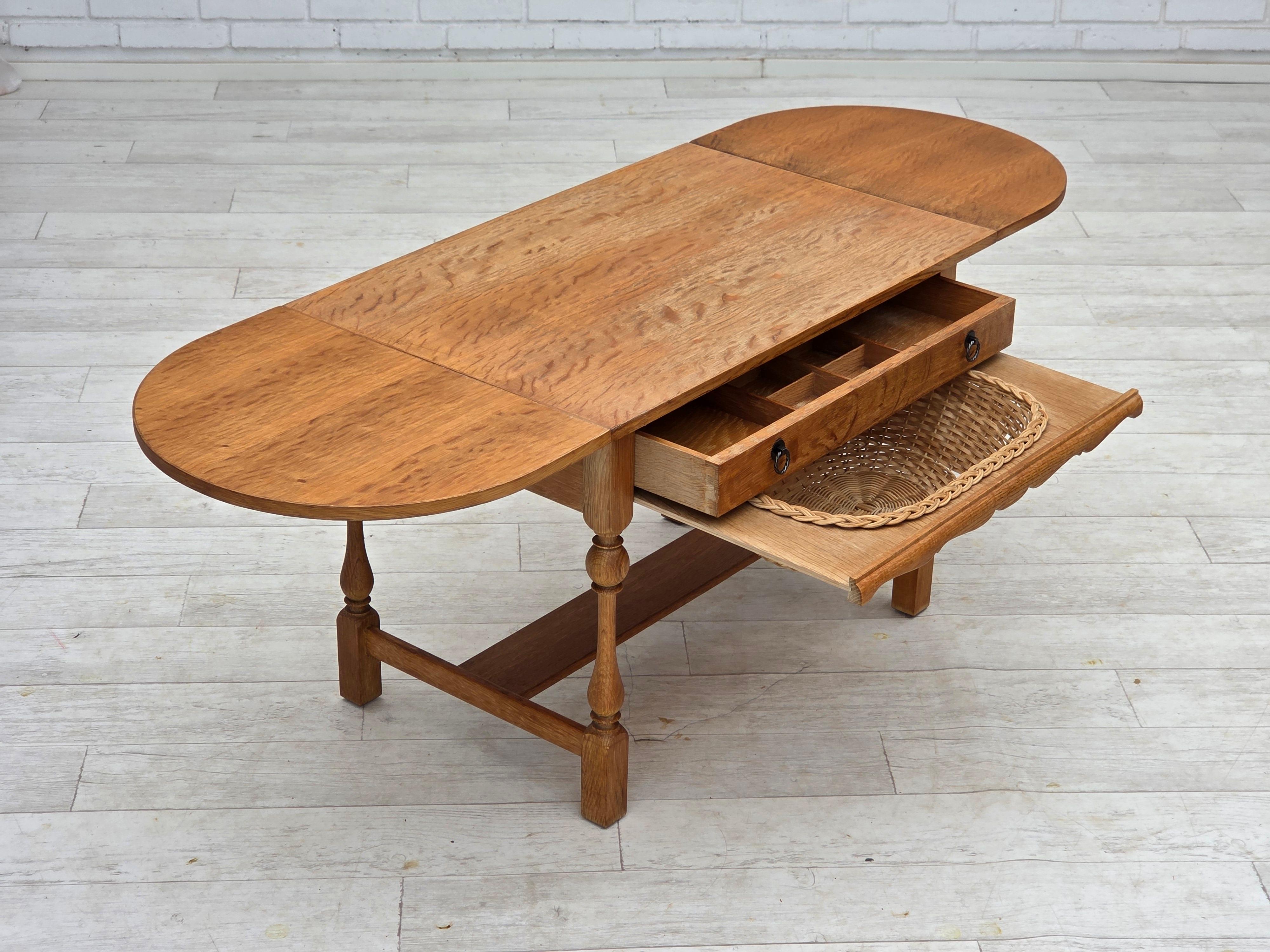 1970, table basse pliante danoise, bois de chêne, rotin, état d'origine. Bon état - En vente à Tarm, 82
