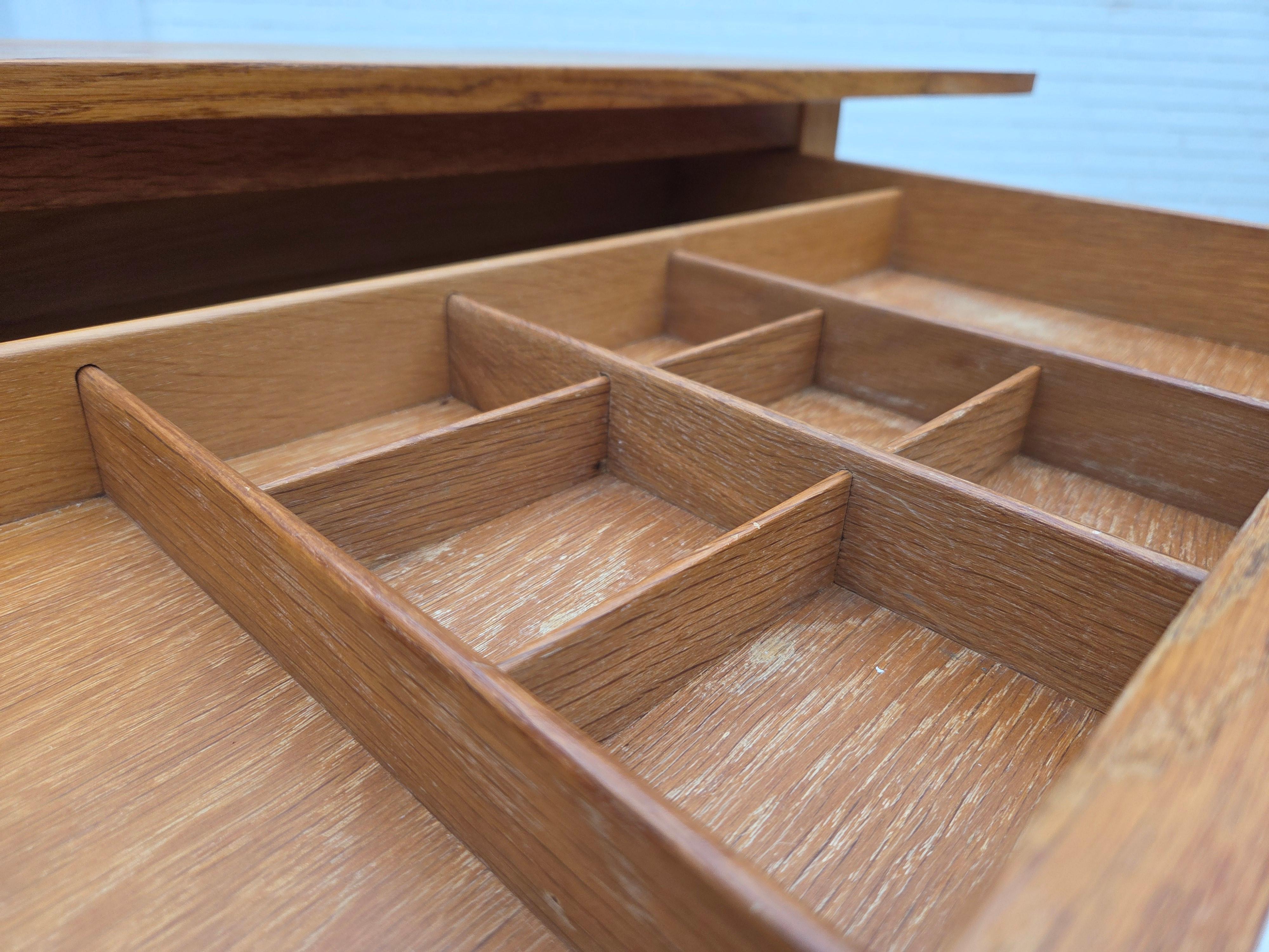 1970, table basse pliante danoise, bois de chêne, rotin, état d'origine. en vente 1