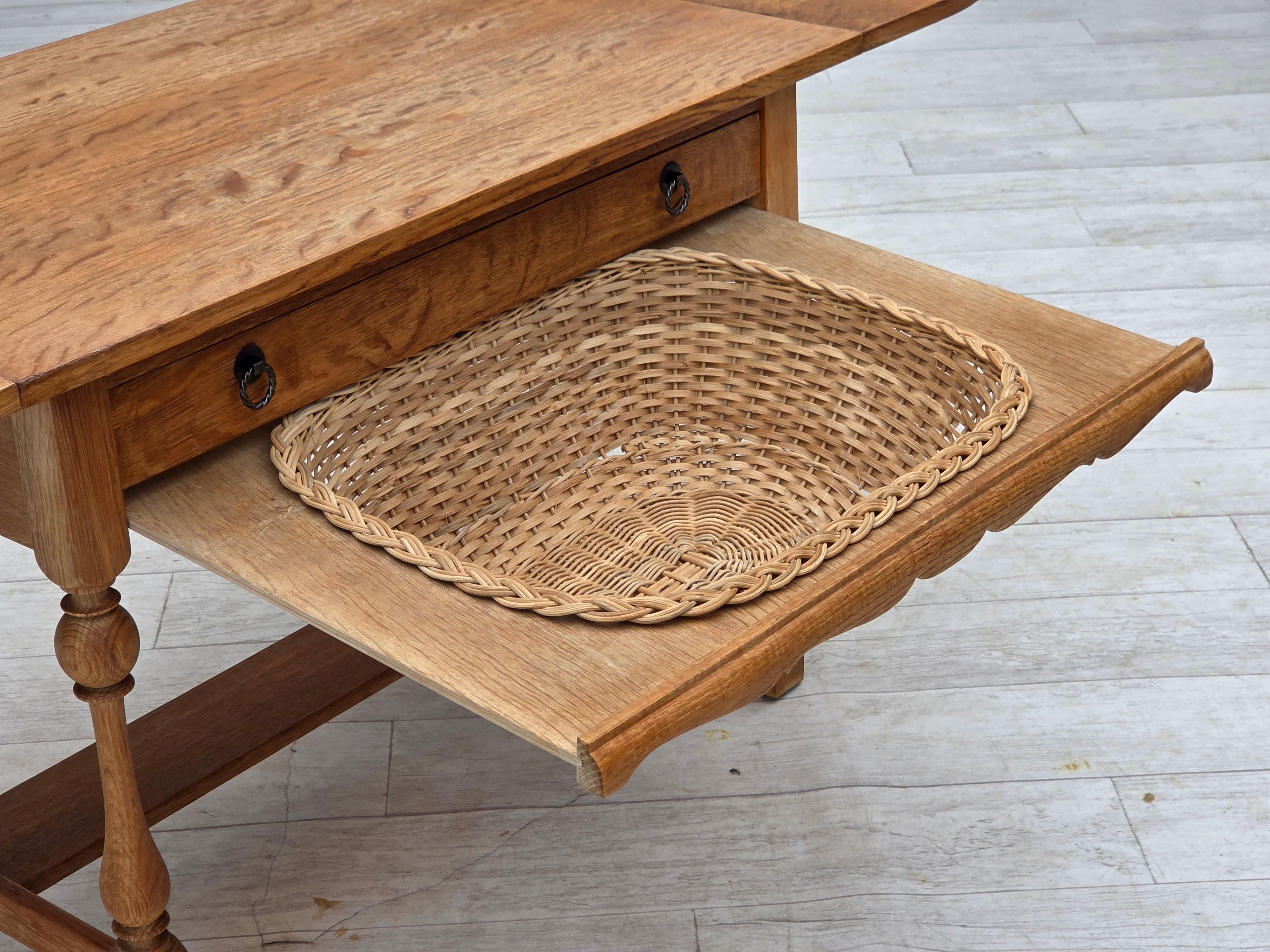 1970, table basse pliante danoise, bois de chêne, rotin, état d'origine. en vente 2