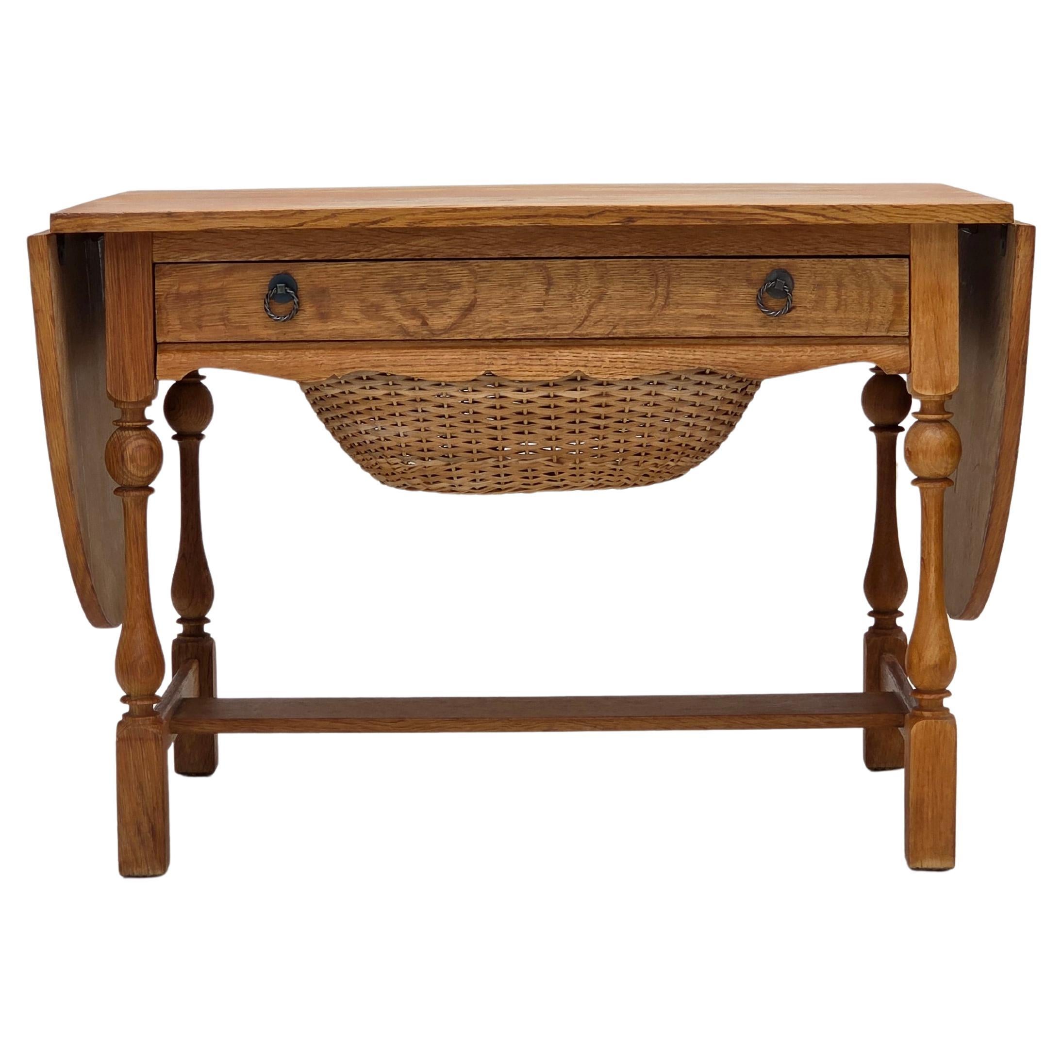 1970, table basse pliante danoise, bois de chêne, rotin, état d'origine.