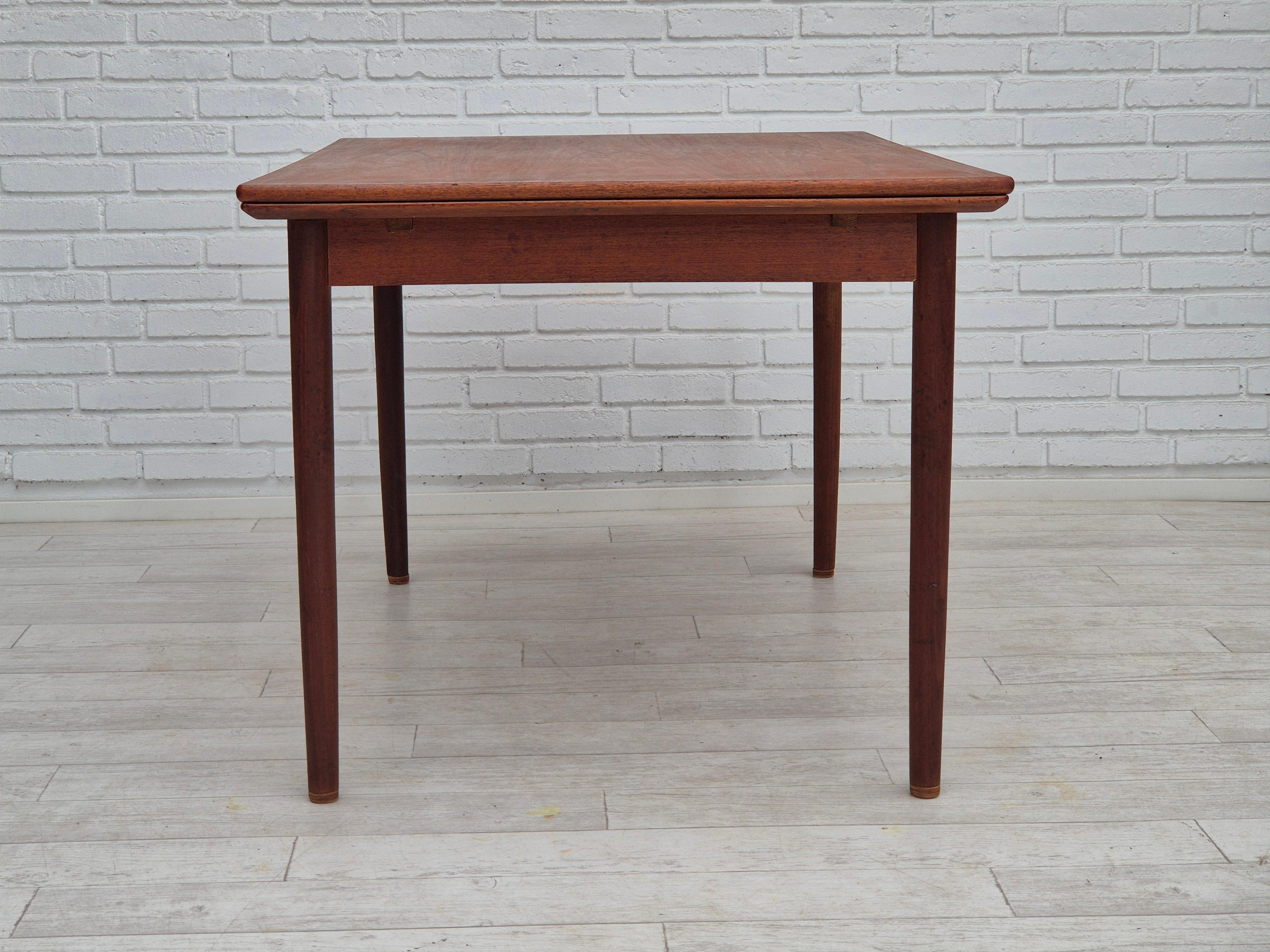 Table de salle à manger danoise pliable des années 1970, bois de teck, état d'origine en vente 3