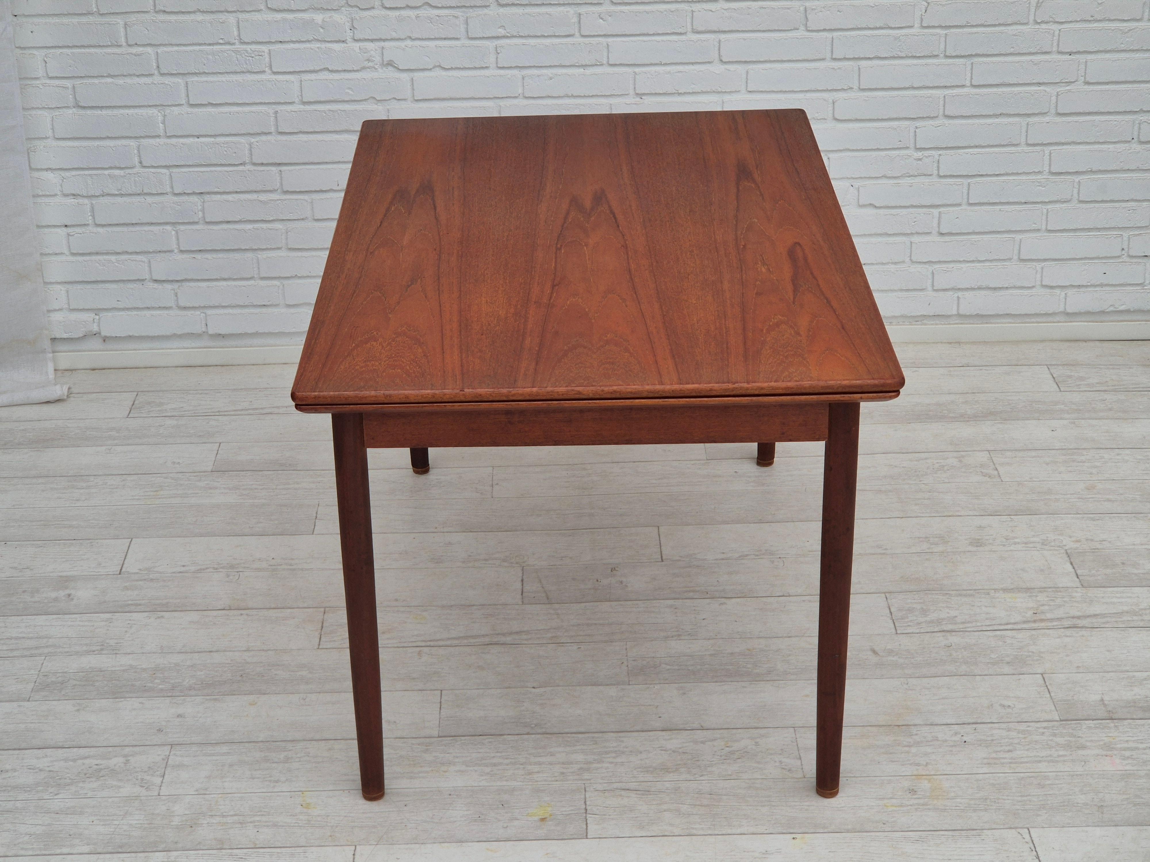 Table de salle à manger danoise pliable des années 1970, bois de teck, état d'origine en vente 4