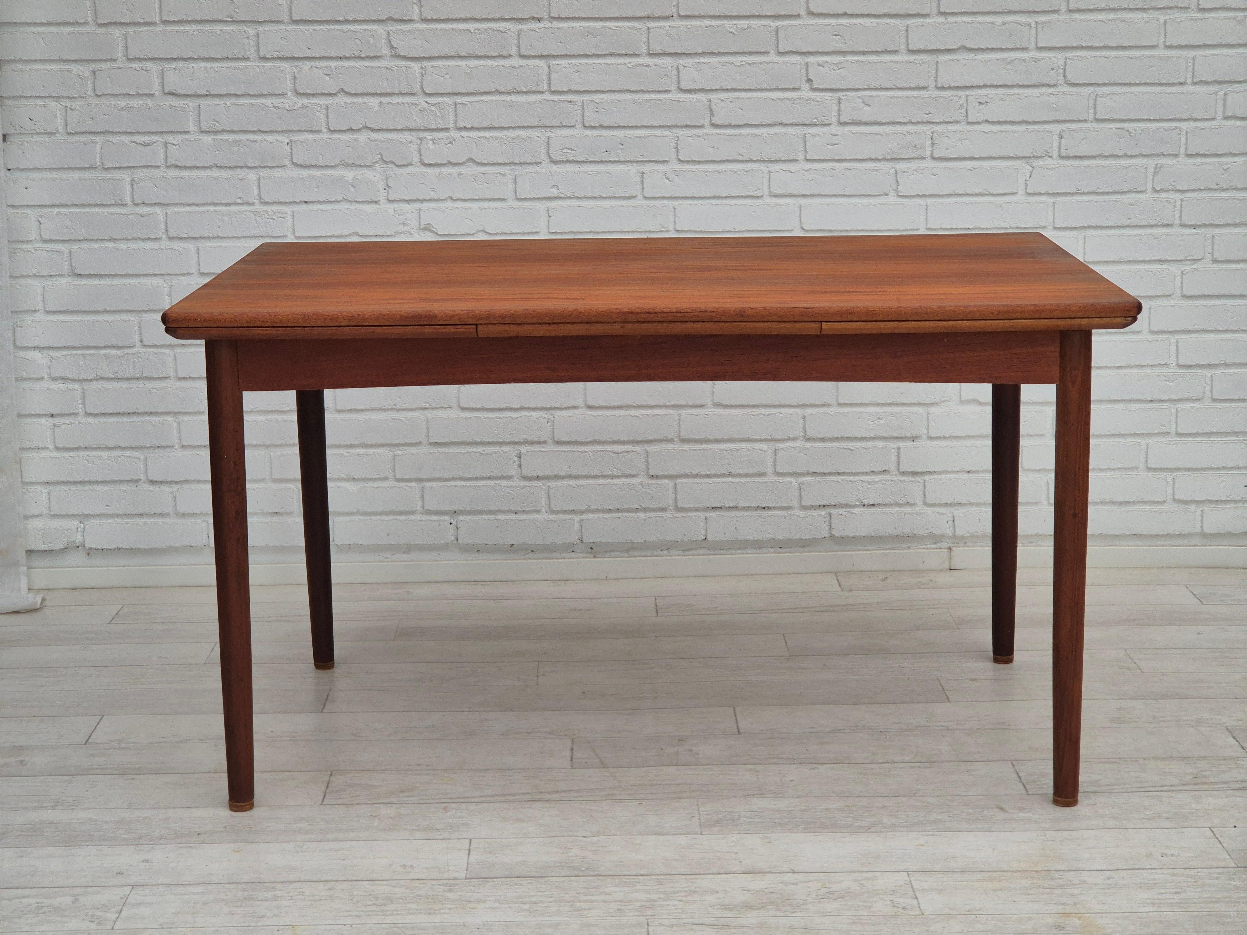 1970, table de salle à manger pliante danoise. Bois de teck, pieds amovibles. Fabriqué par un fabricant de meubles danois dans les années 1965-70. La table a été vérifiée par un artisan.