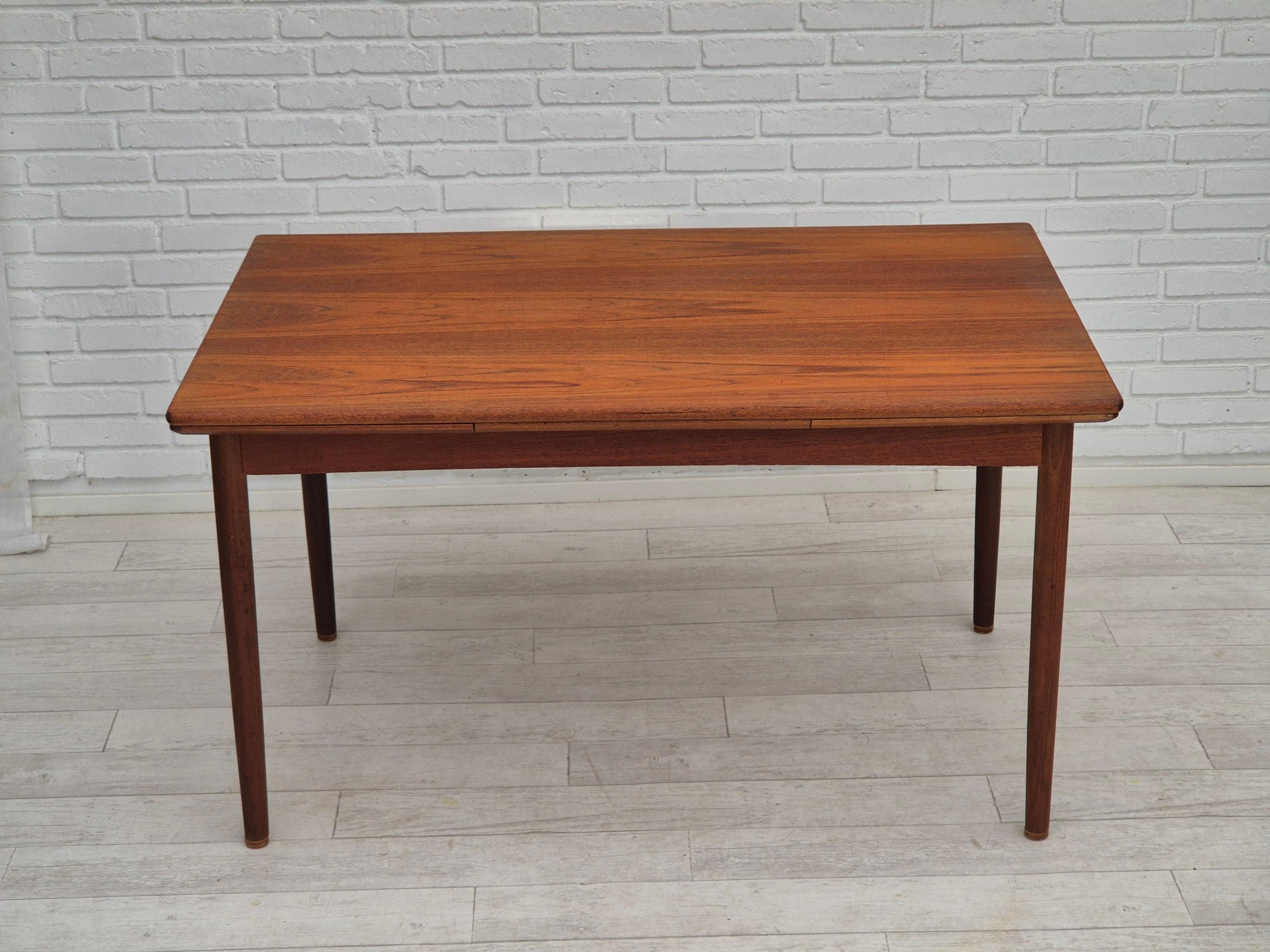 Scandinave moderne Table de salle à manger danoise pliable des années 1970, bois de teck, état d'origine en vente