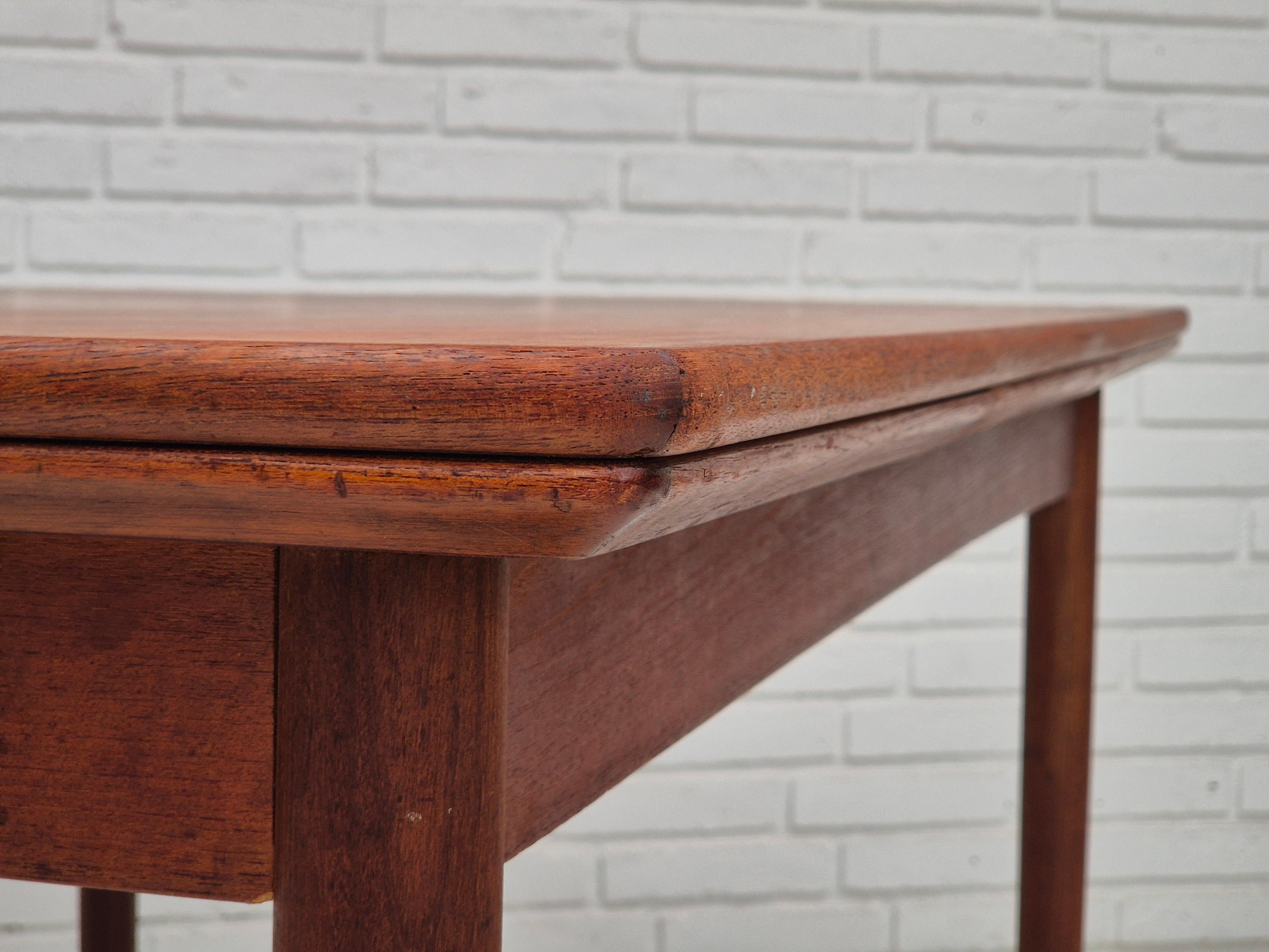Table de salle à manger danoise pliable des années 1970, bois de teck, état d'origine Bon état - En vente à Tarm, 82