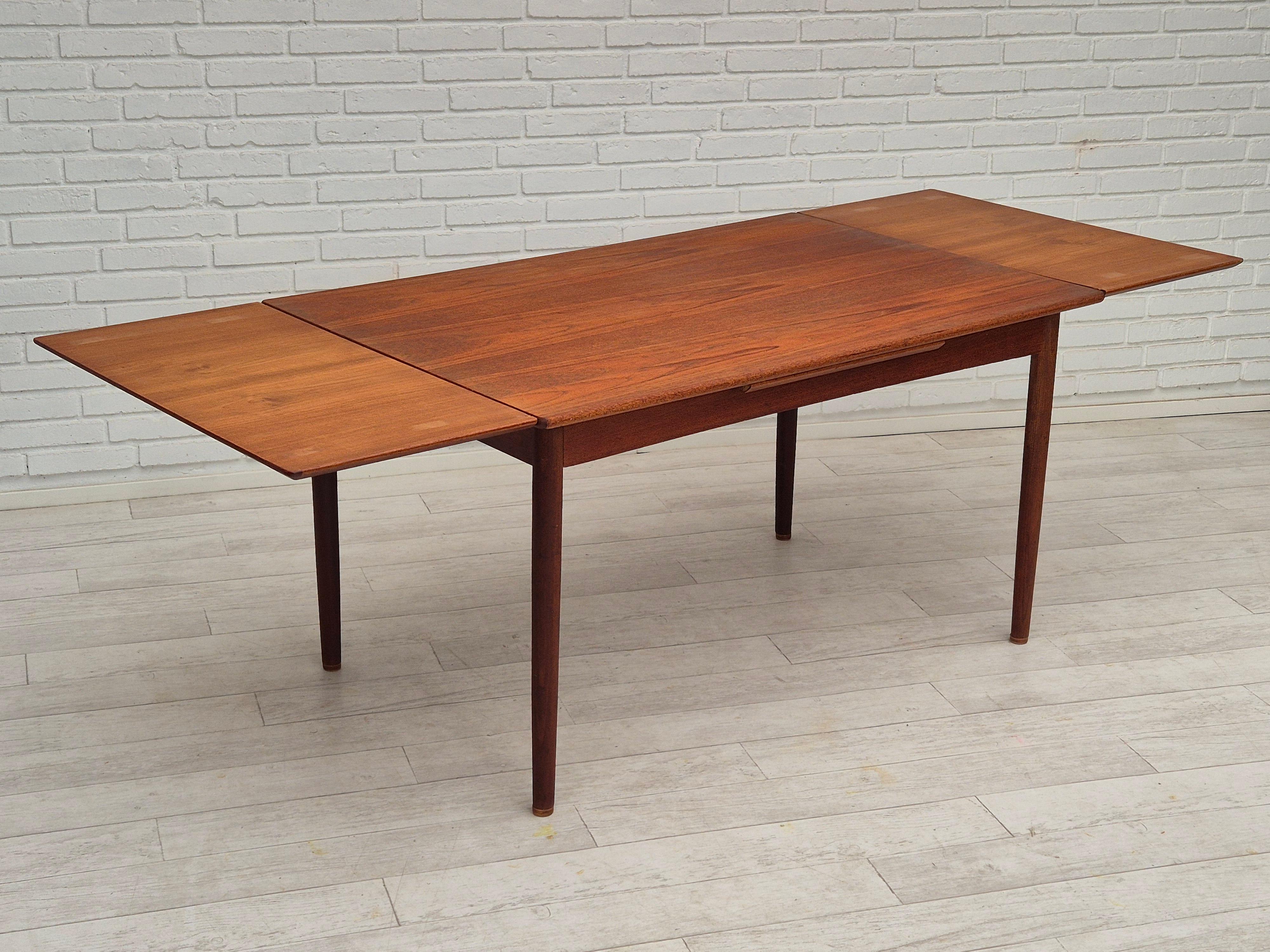 Bois Table de salle à manger danoise pliable des années 1970, bois de teck, état d'origine en vente