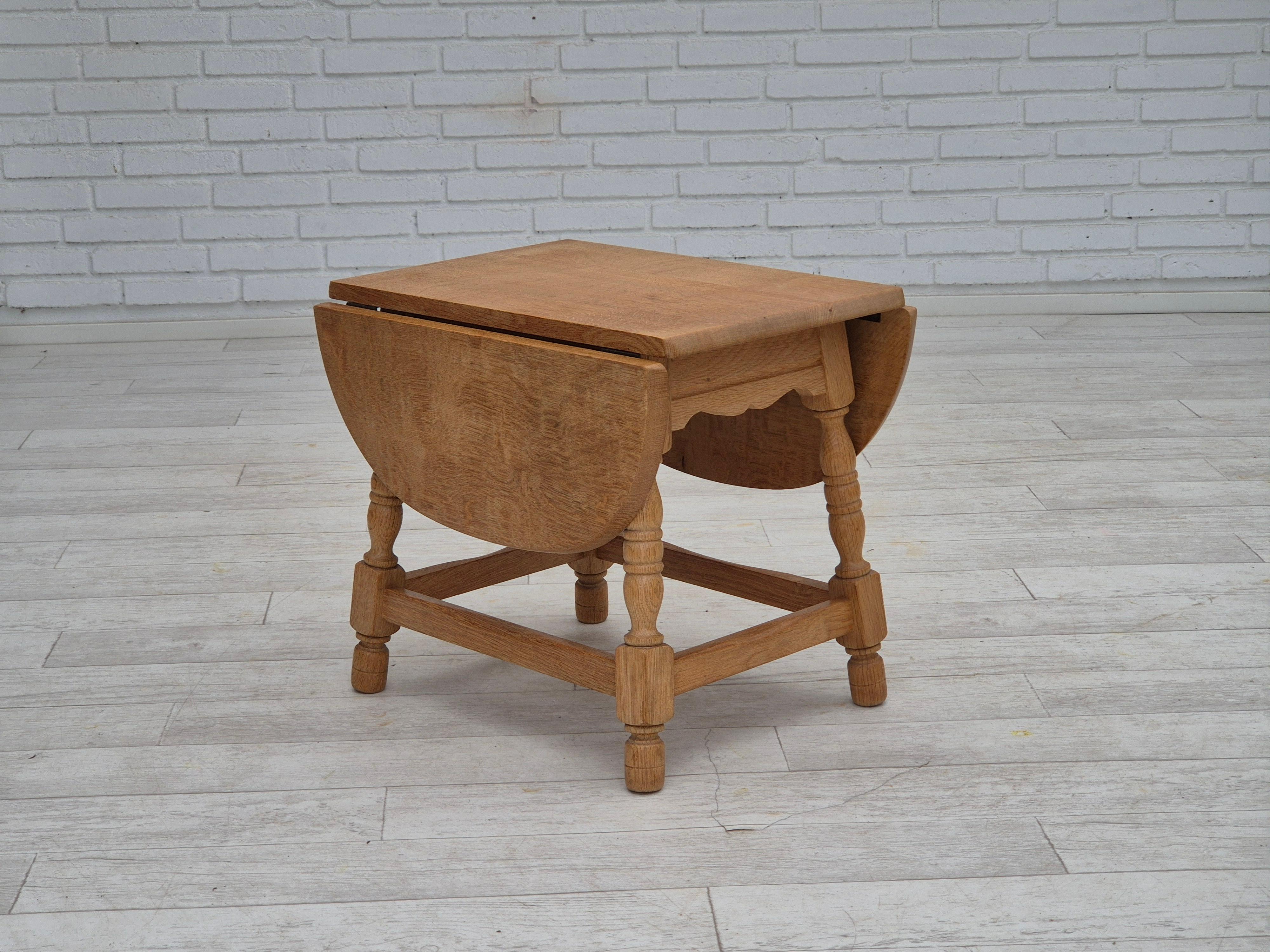 Tavolino pieghevole danese degli anni '70 in legno massiccio di Oak lucidato. Condizioni originali molto buone: nessun odore, nessuna macchia e struttura stabile. Prodotto da un produttore di mobili danese negli anni 1970-75 circa. Design vintage