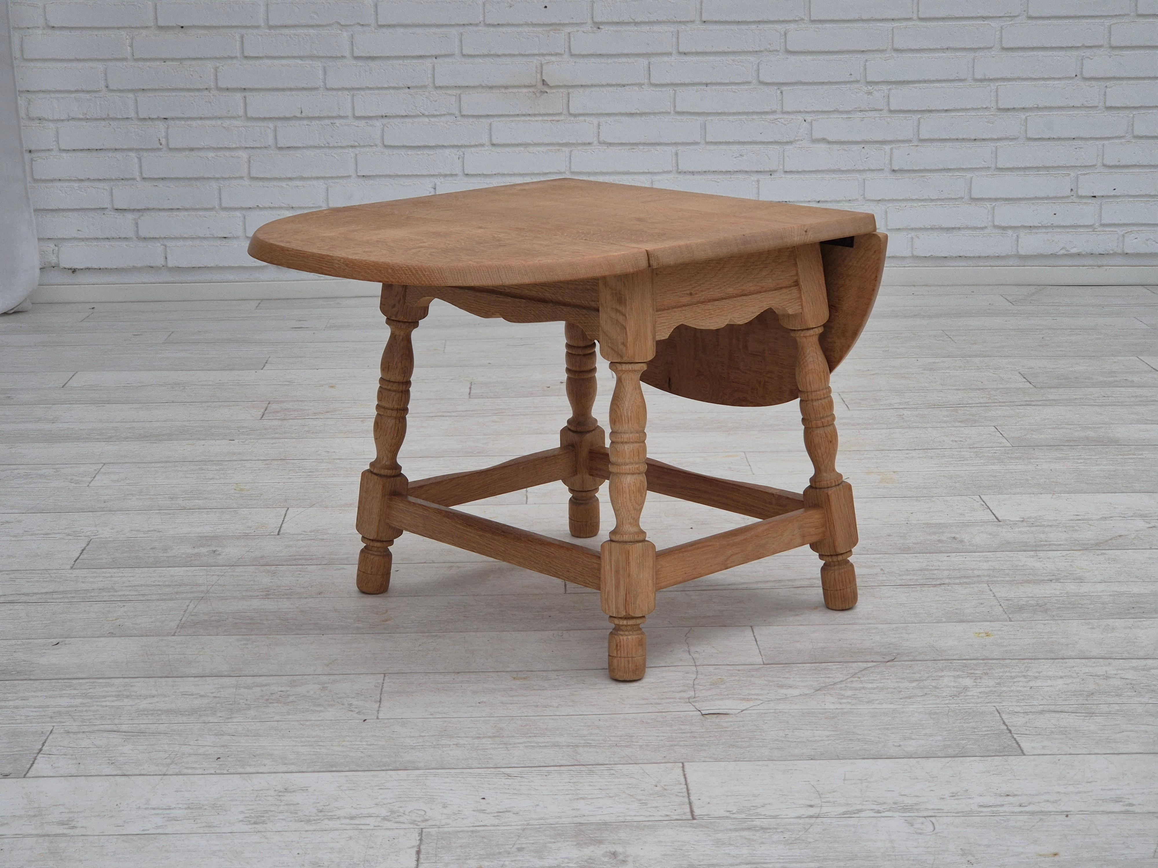 Scandinavo moderno Tavolino pieghevole danese degli anni '70, in legno massiccio di Oak, condizioni originali. in vendita
