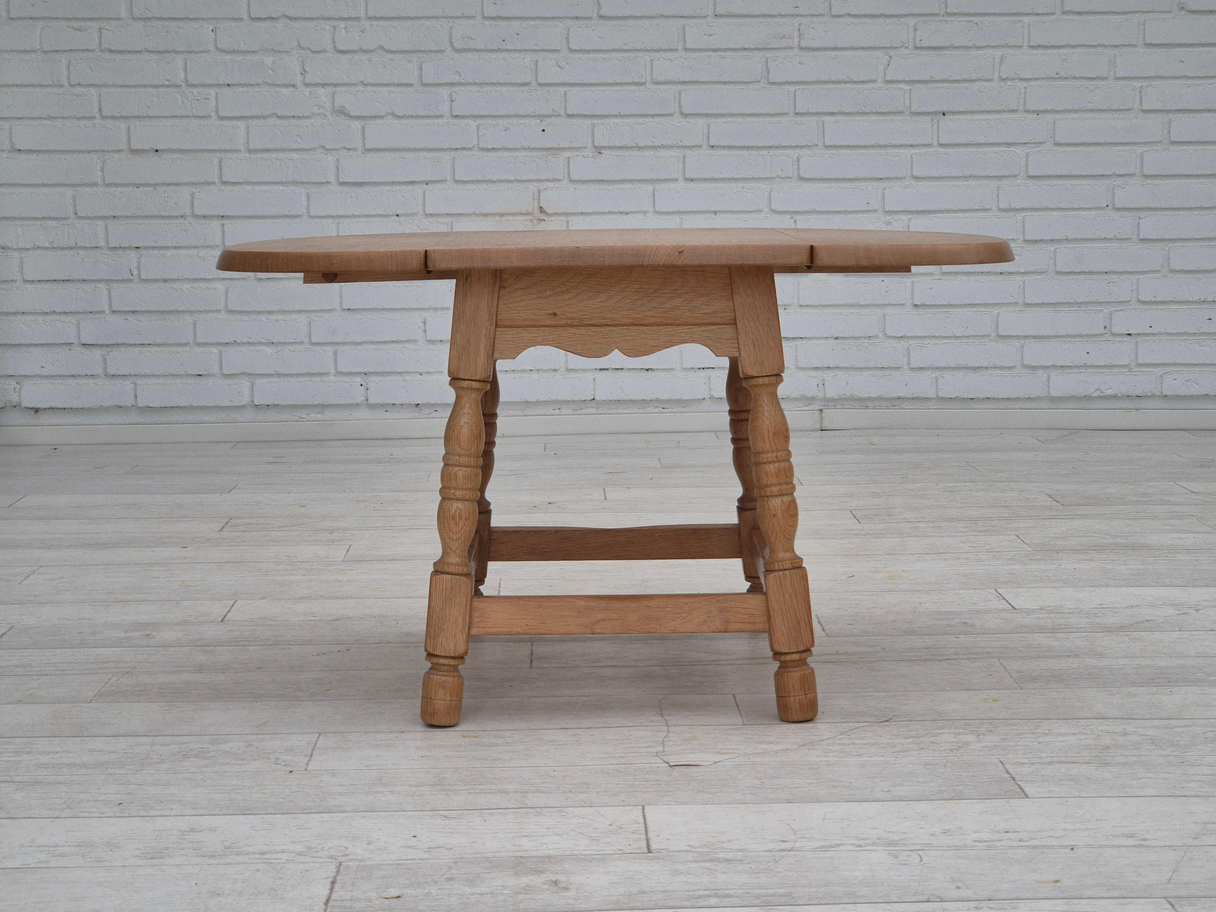 Tavolino pieghevole danese degli anni '70, in legno massiccio di Oak, condizioni originali. In condizioni buone in vendita a Tarm, 82