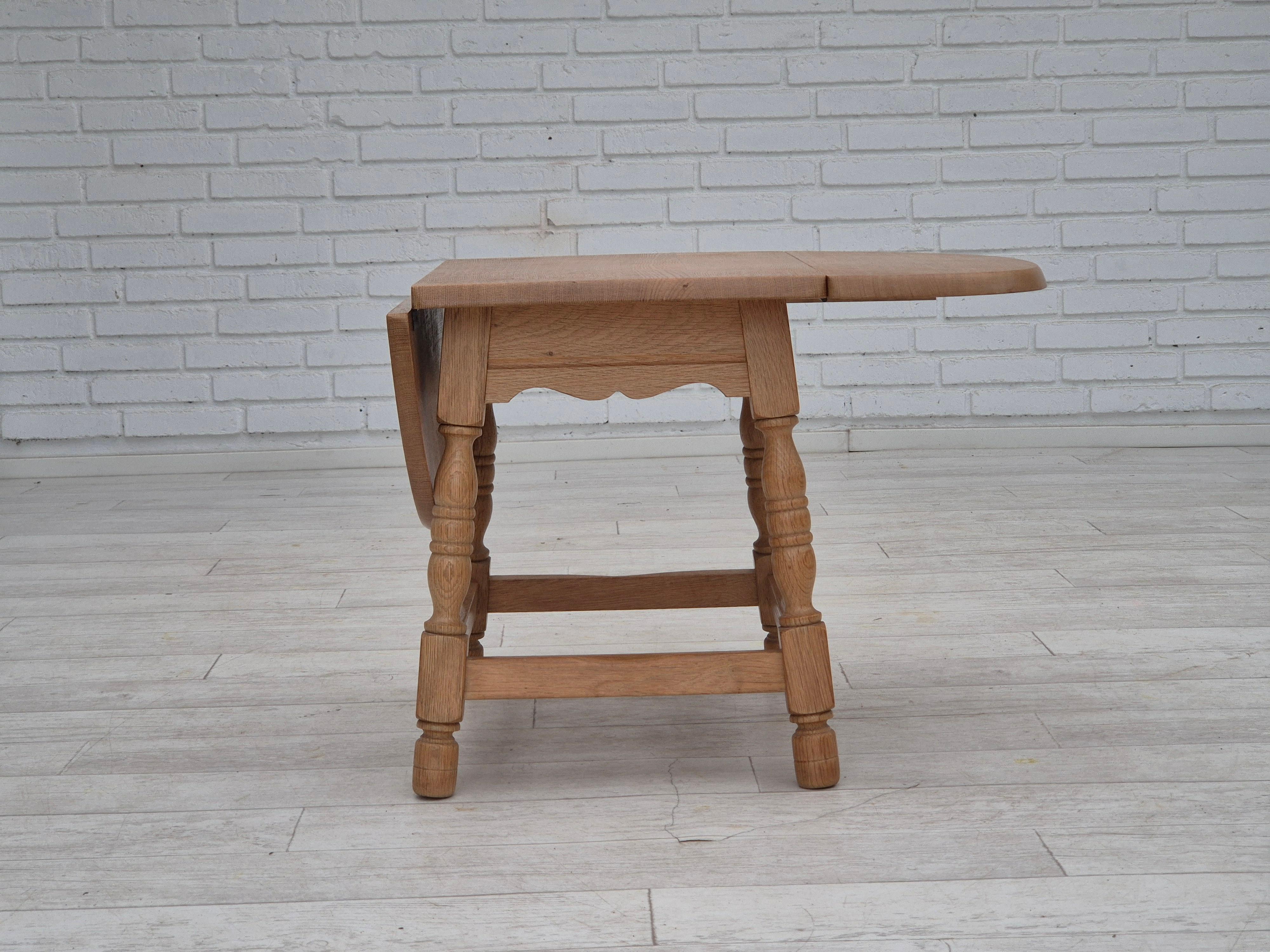 Fine XX secolo Tavolino pieghevole danese degli anni '70, in legno massiccio di Oak, condizioni originali. in vendita