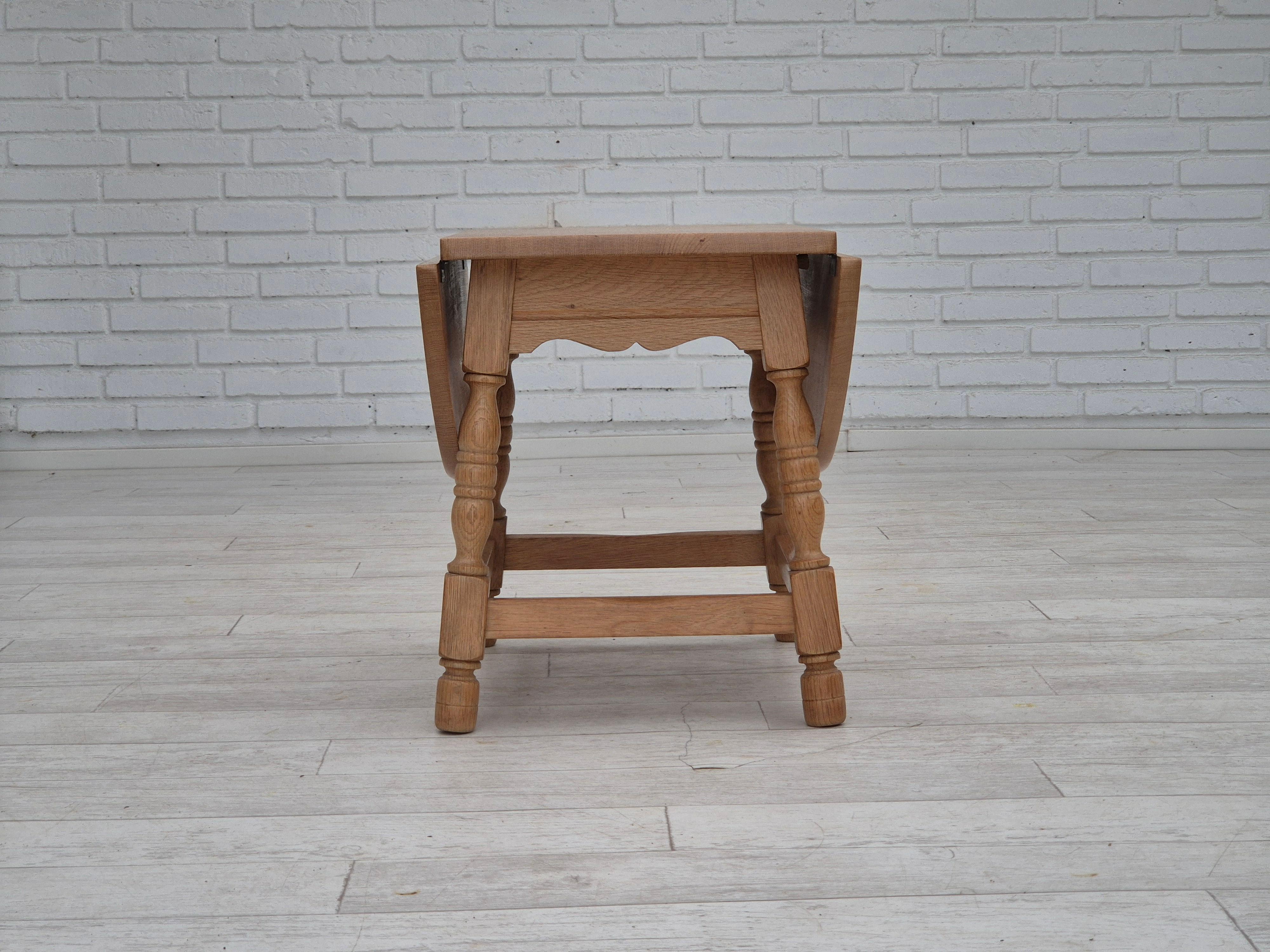 Quercia Tavolino pieghevole danese degli anni '70, in legno massiccio di Oak, condizioni originali. in vendita