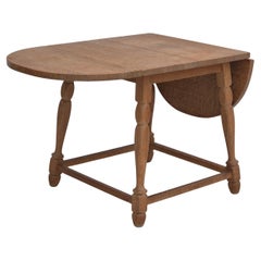 1970er Jahre, dänischer klappbarer Beistelltisch, massives Eichenholz, Originalzustand.