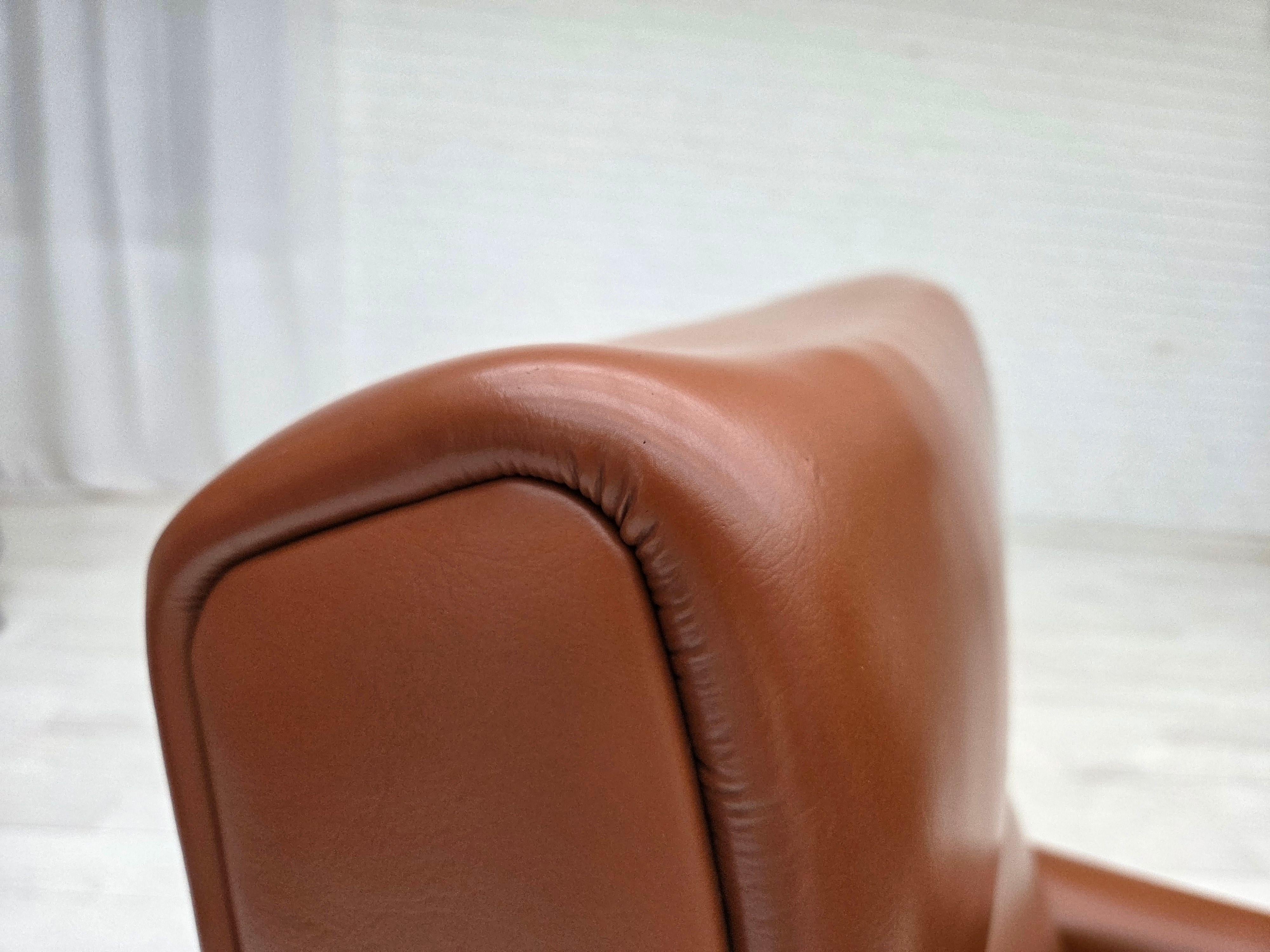 1970, fauteuil danois à dossier haut de Vejen Polstermøbelfabrik, état d'origine. en vente 6