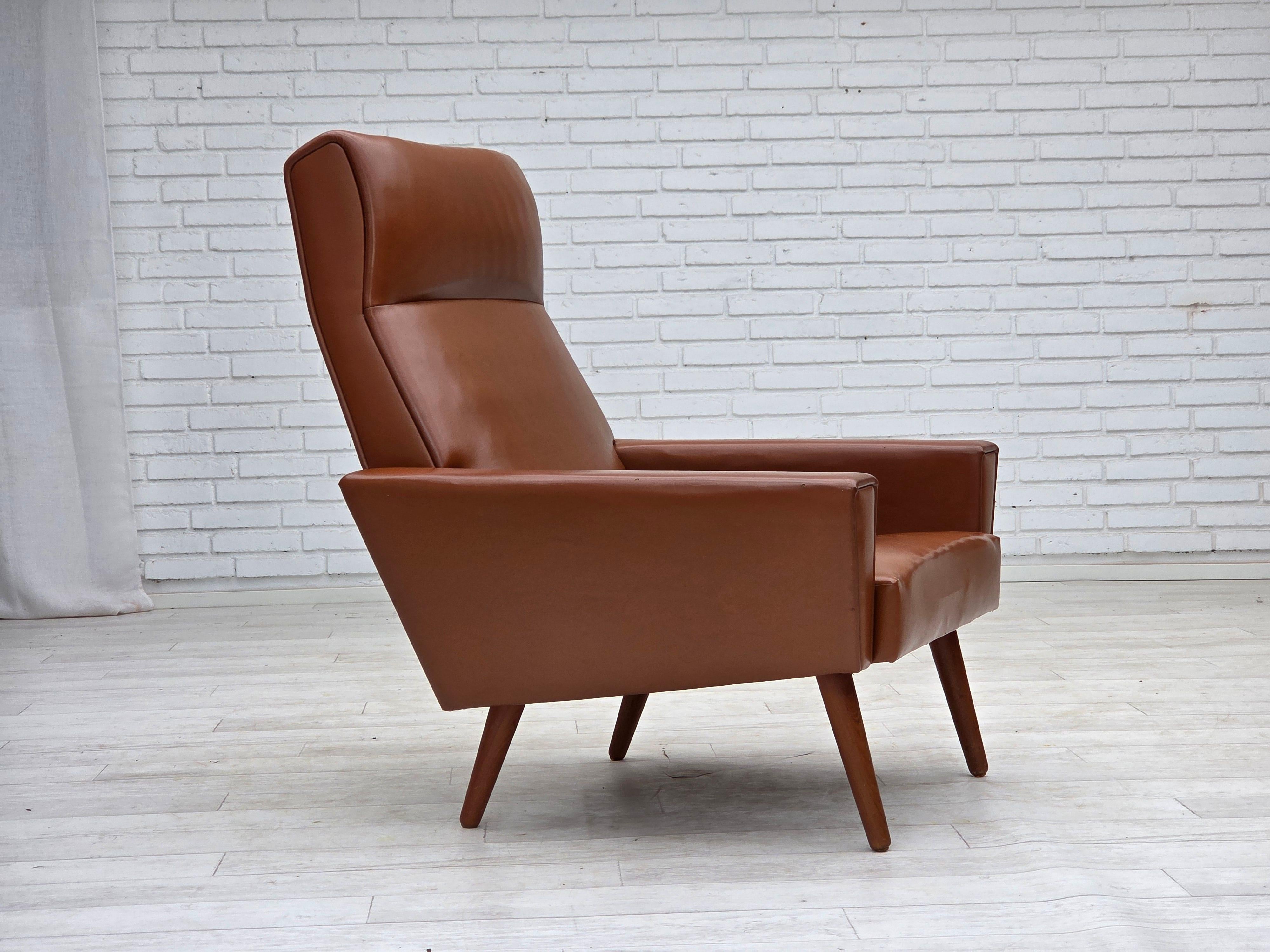 Fauteuil à dossier haut danois des années 1970, Vejen Polstermøbelfabrik. Bon état d'origine : pas d'odeurs, pas de taches et construction stable. Quelques usures telles que des rayures et autres signes de vieillissement. Cuir artificiel original,