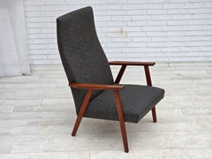 Anni '70, poltrona danese con schienale alto, tessuto da arredamento, legno di teak.