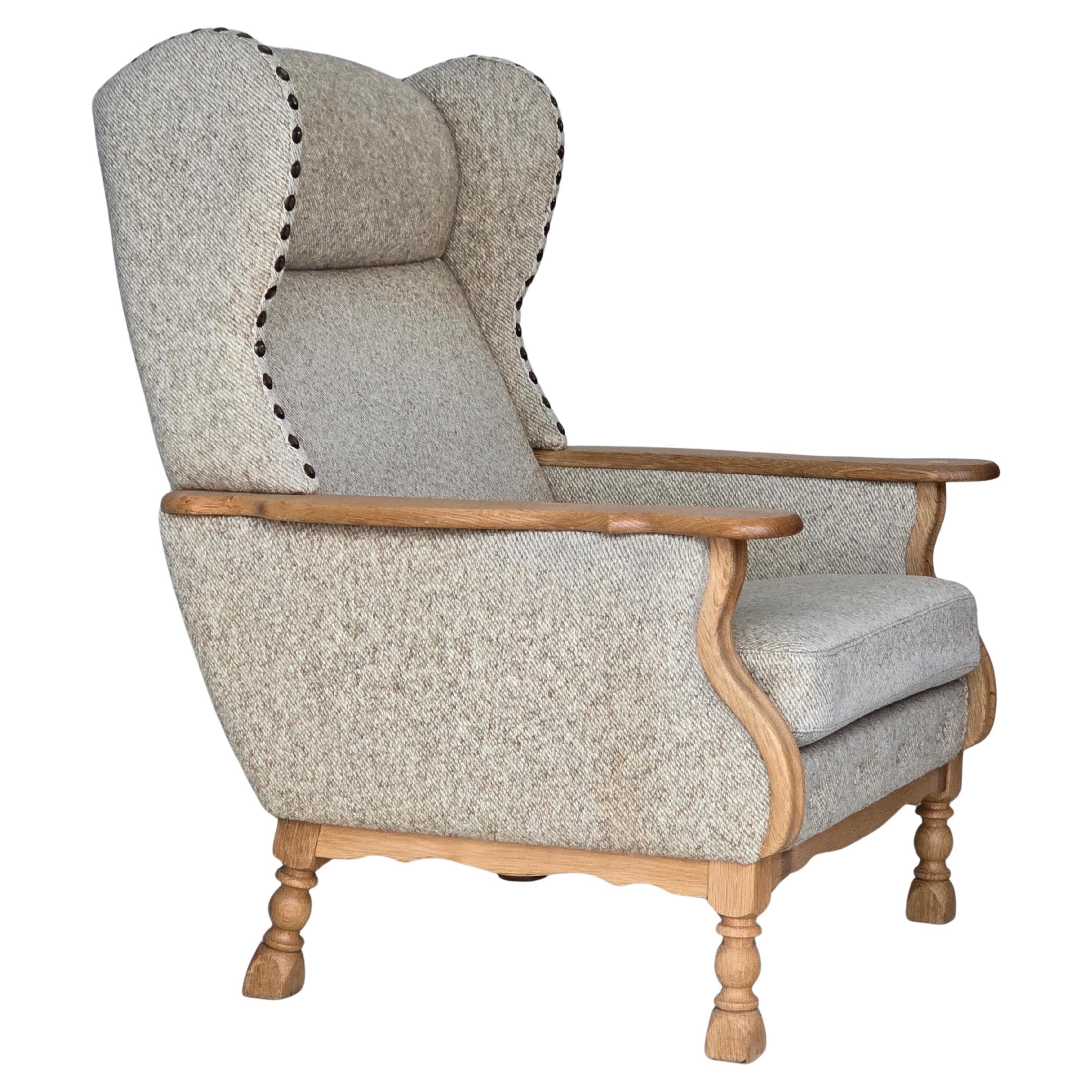 1970er Jahre, dänischer Sessel mit hoher Lehne, Möbelwolle, massives Eichenholz. im Angebot