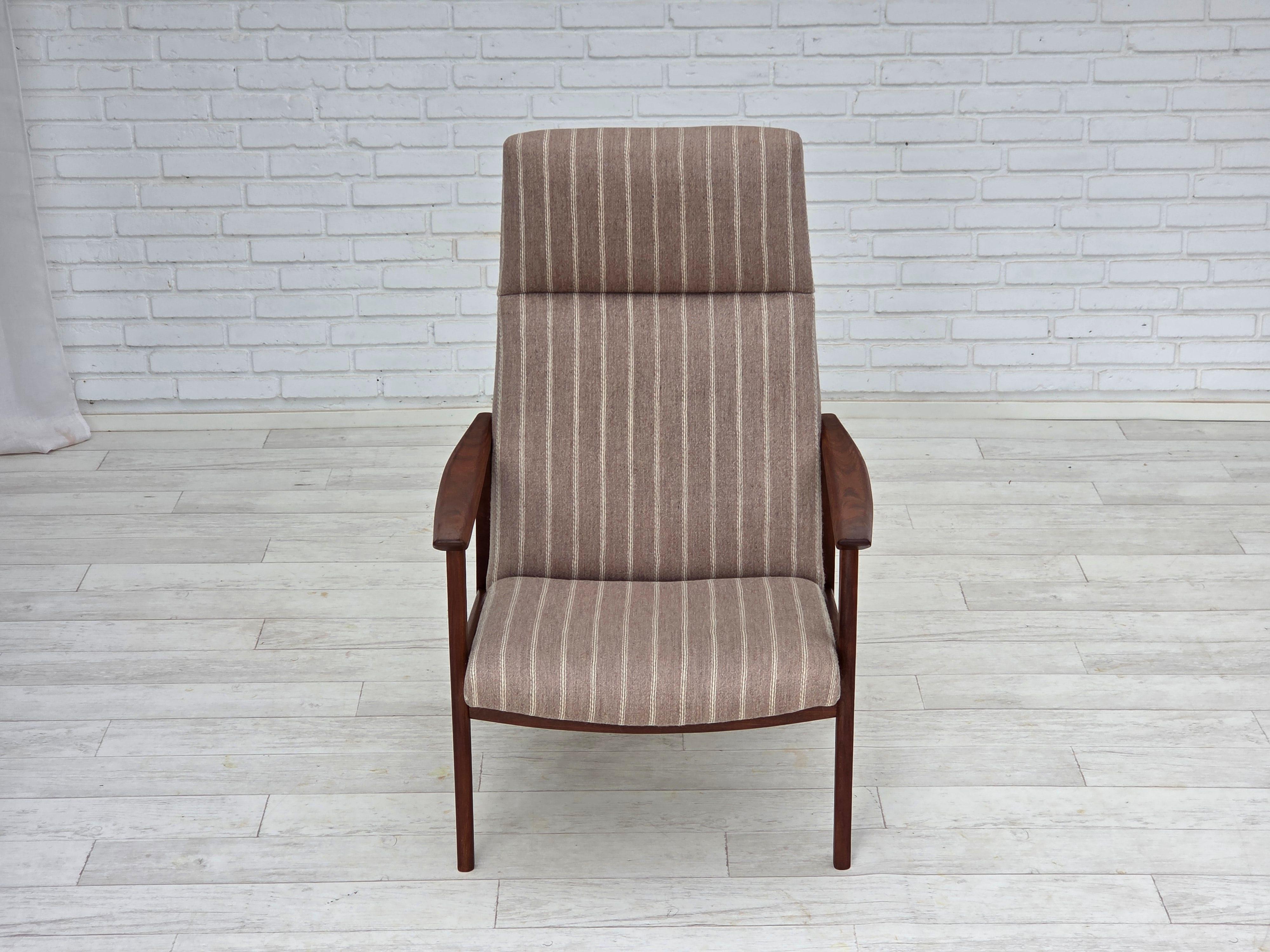 Años 70, sillón danés de respaldo alto, mueble de lana, madera de teca, original. en Bueno estado para la venta en Tarm, 82