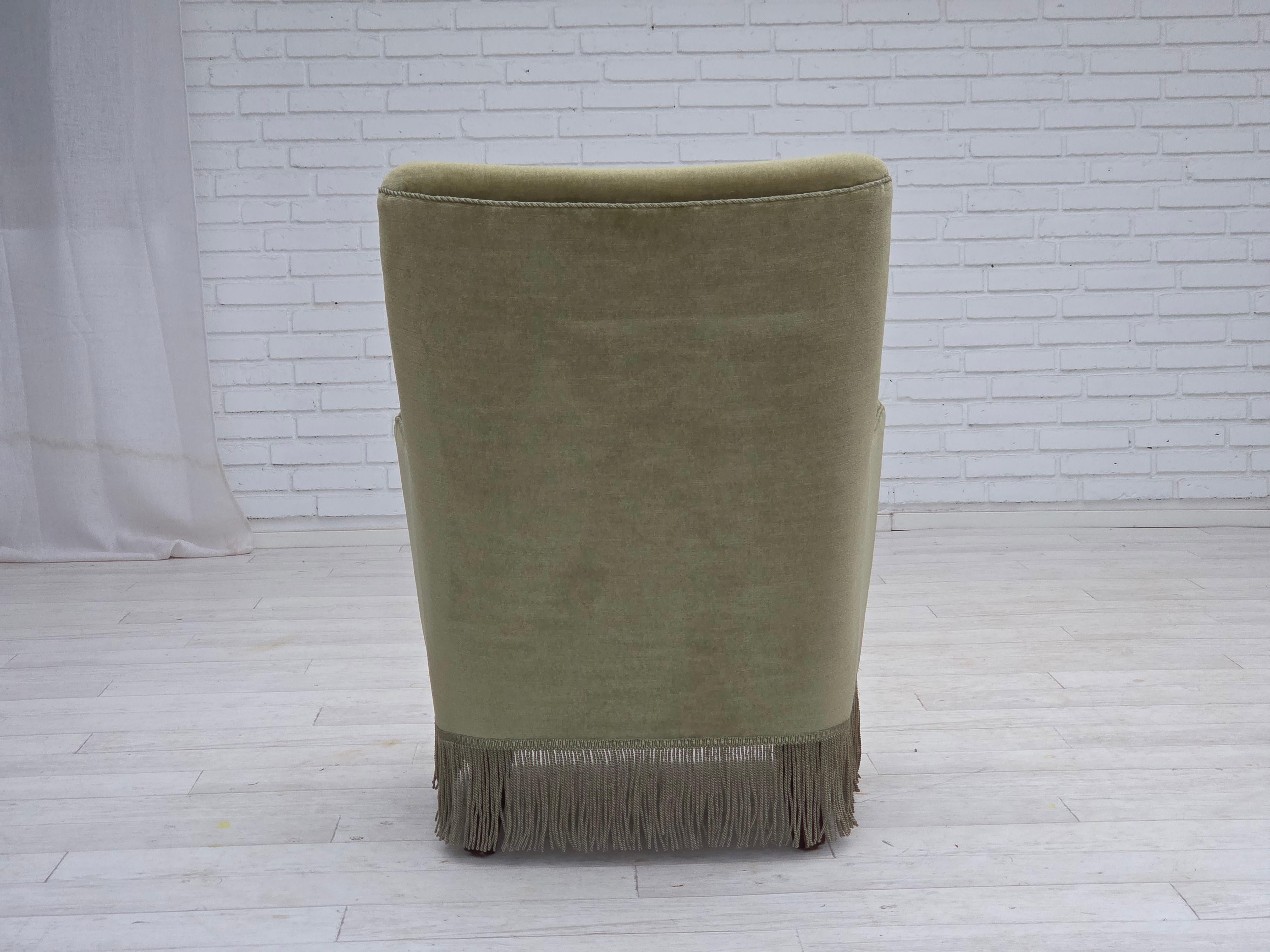 1970, fauteuil danois à dossier haut, velours vert pour meubles. en vente 3