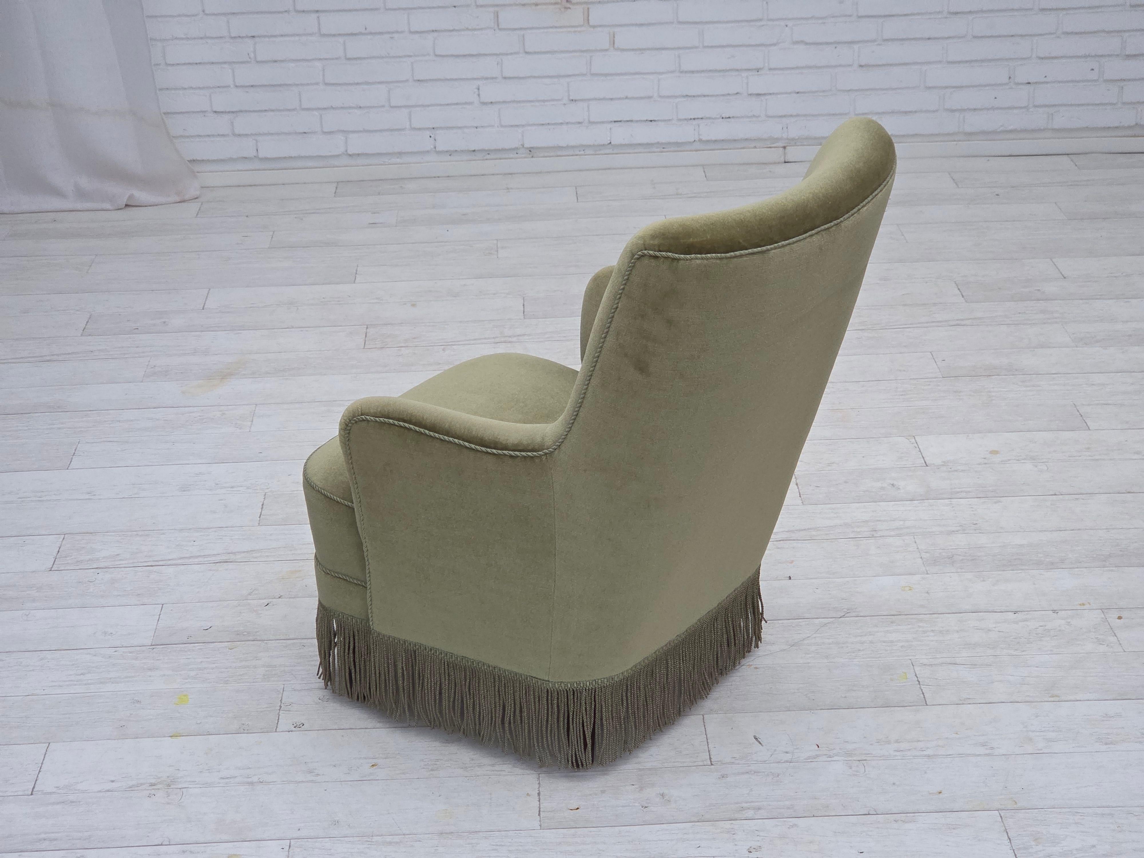 1970, fauteuil danois à dossier haut, velours vert pour meubles. en vente 4