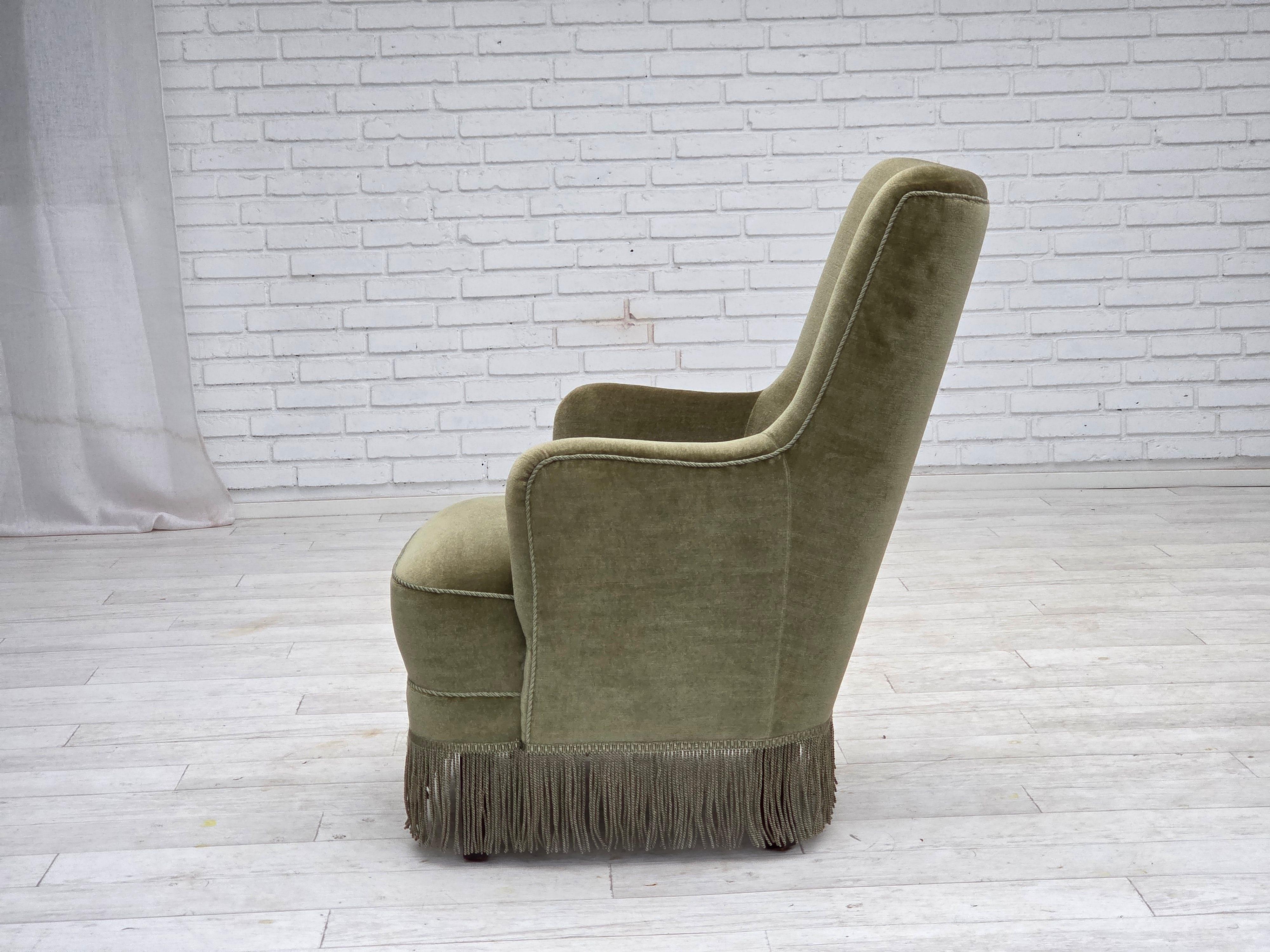1970, fauteuil danois à dossier haut, velours vert pour meubles. en vente 5