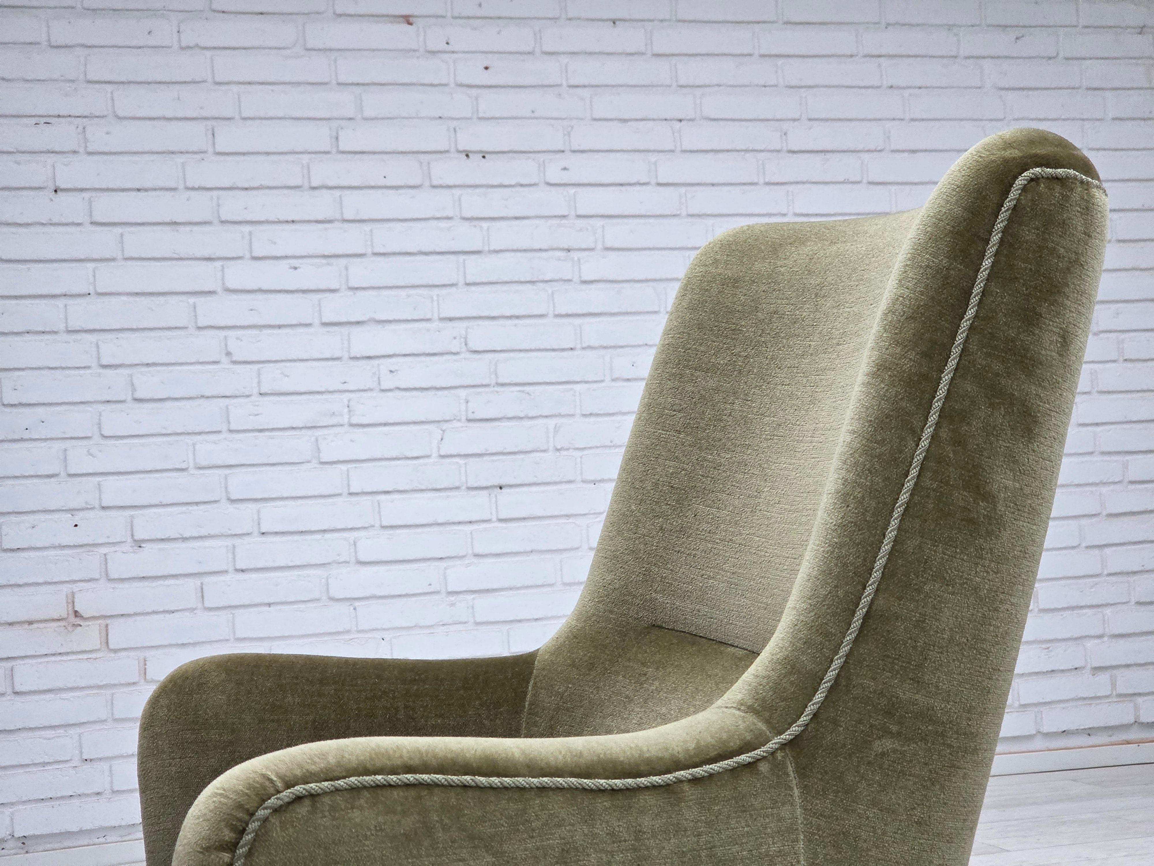 1970, fauteuil danois à dossier haut, velours vert pour meubles. en vente 6