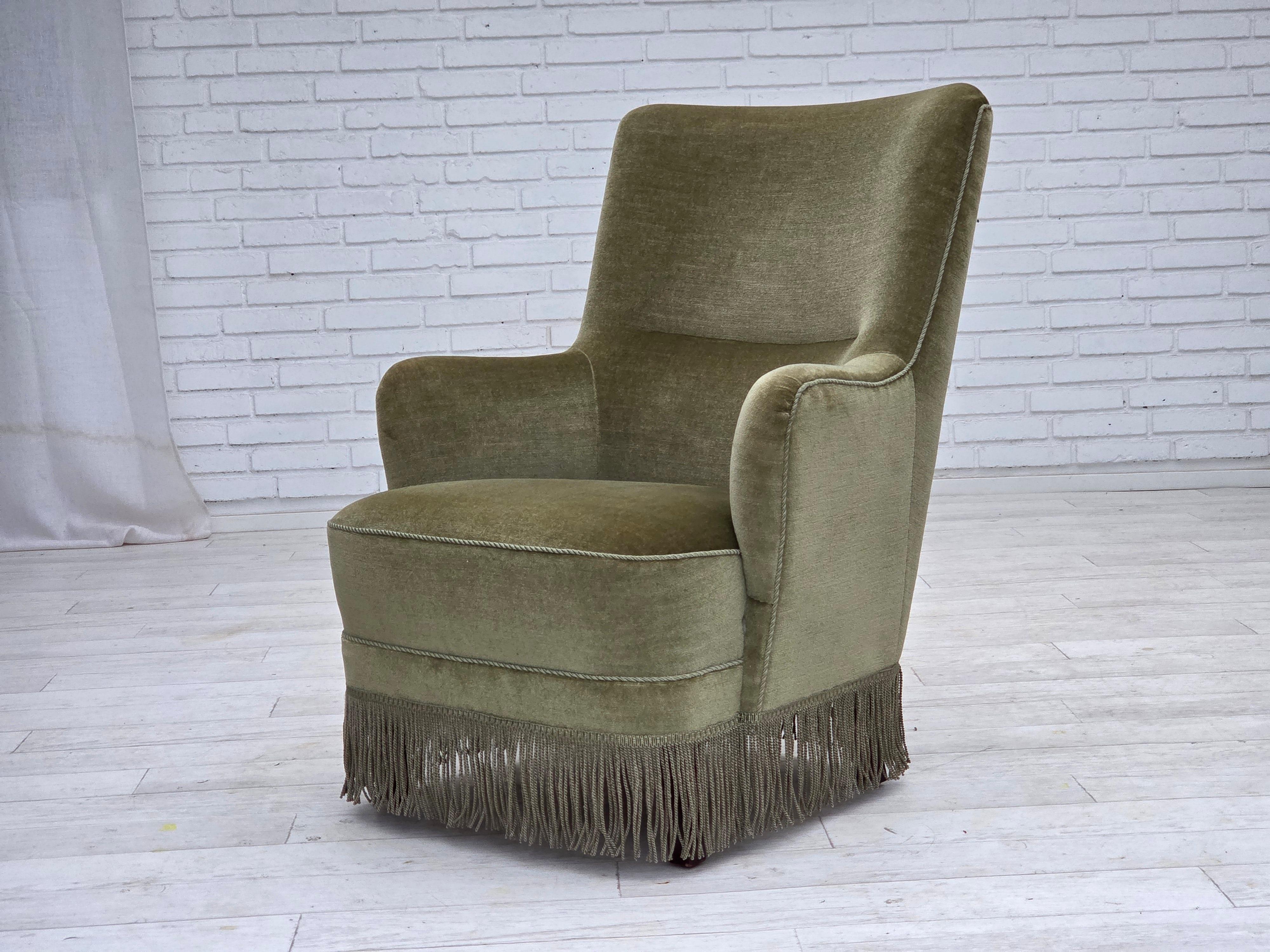 1970, fauteuil danois à dossier haut, velours vert pour meubles. en vente 7