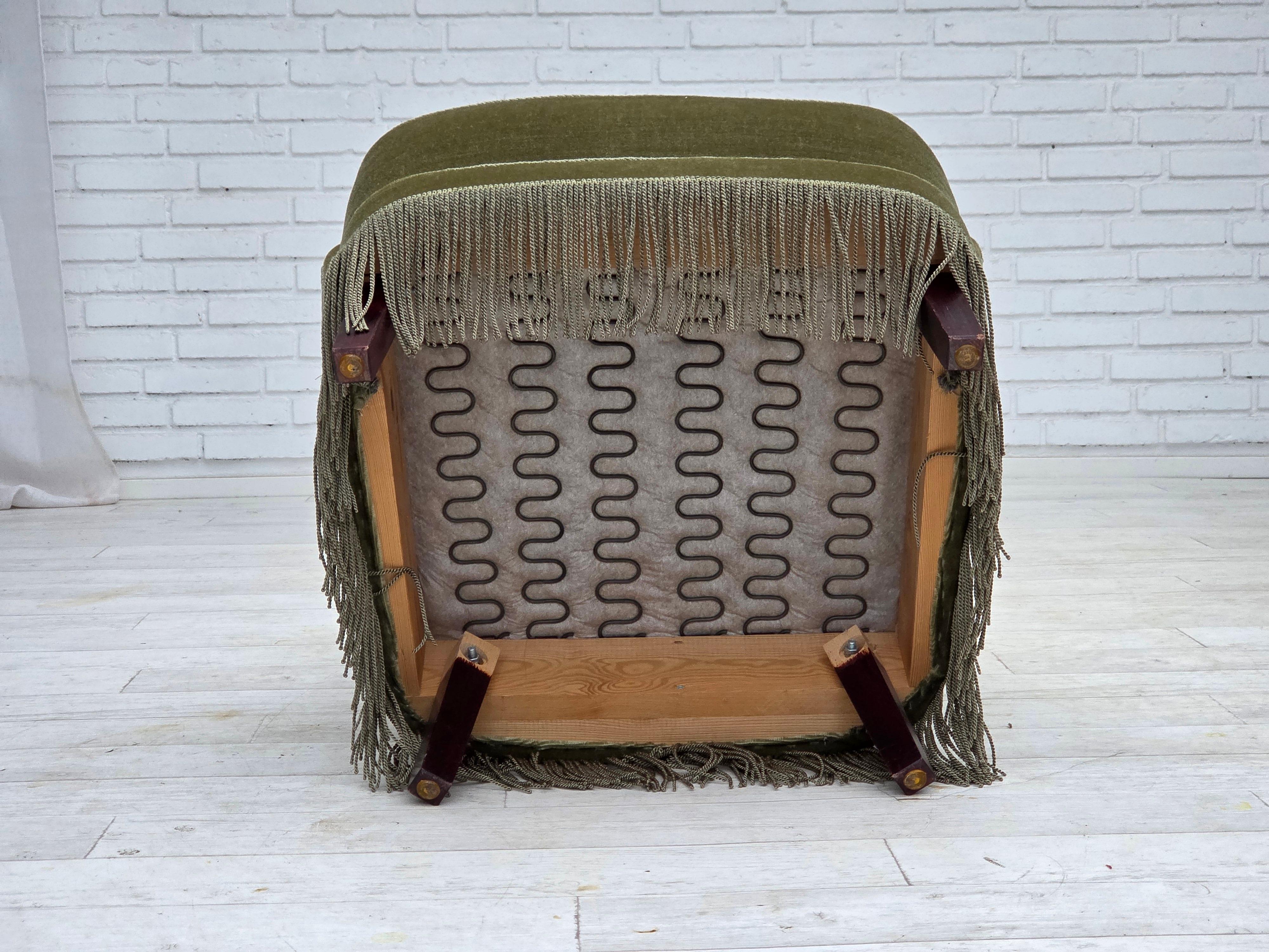 1970, fauteuil danois à dossier haut, velours vert pour meubles. en vente 9