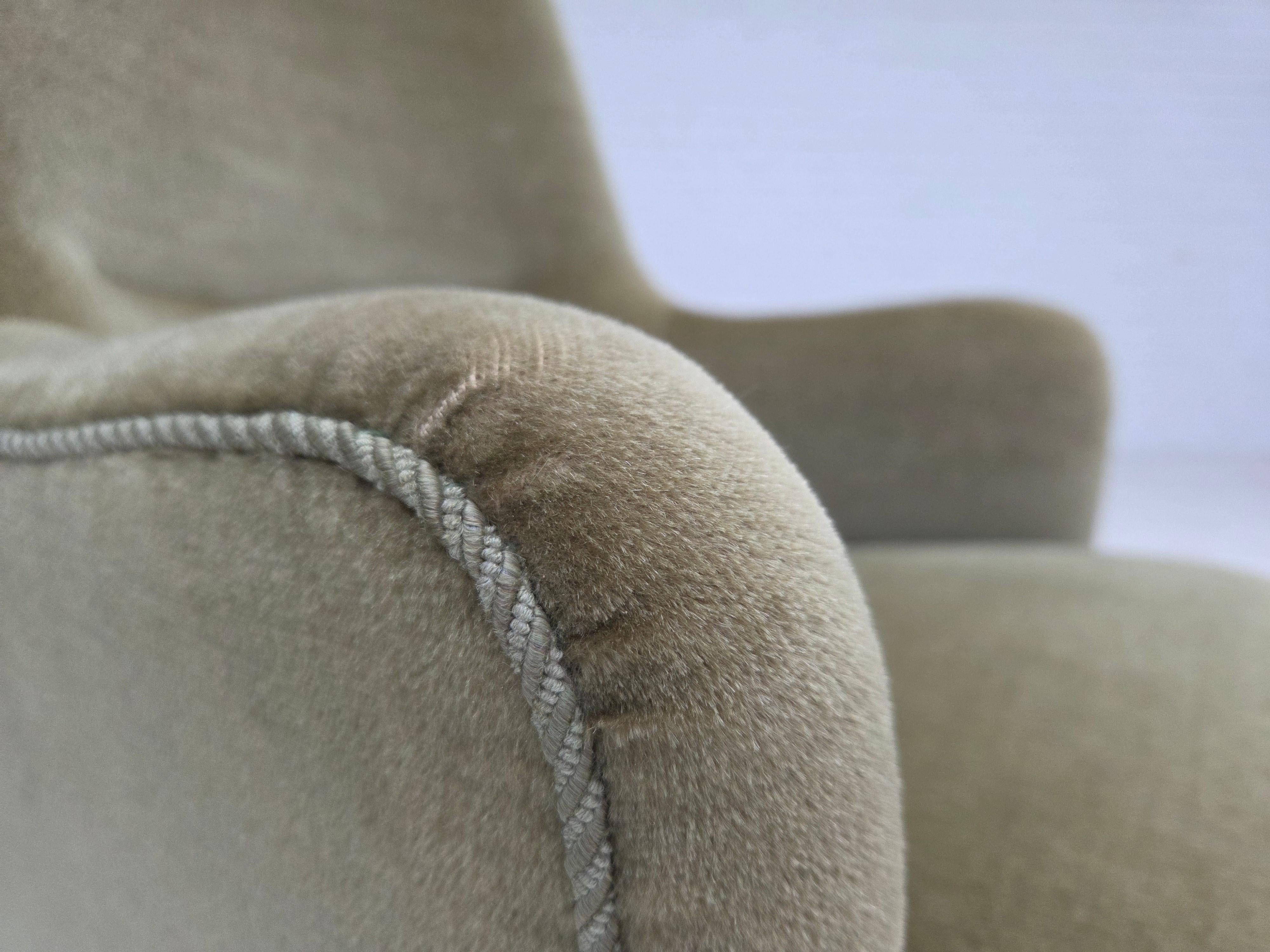 1970, fauteuil danois à dossier haut, velours vert pour meubles. en vente 10