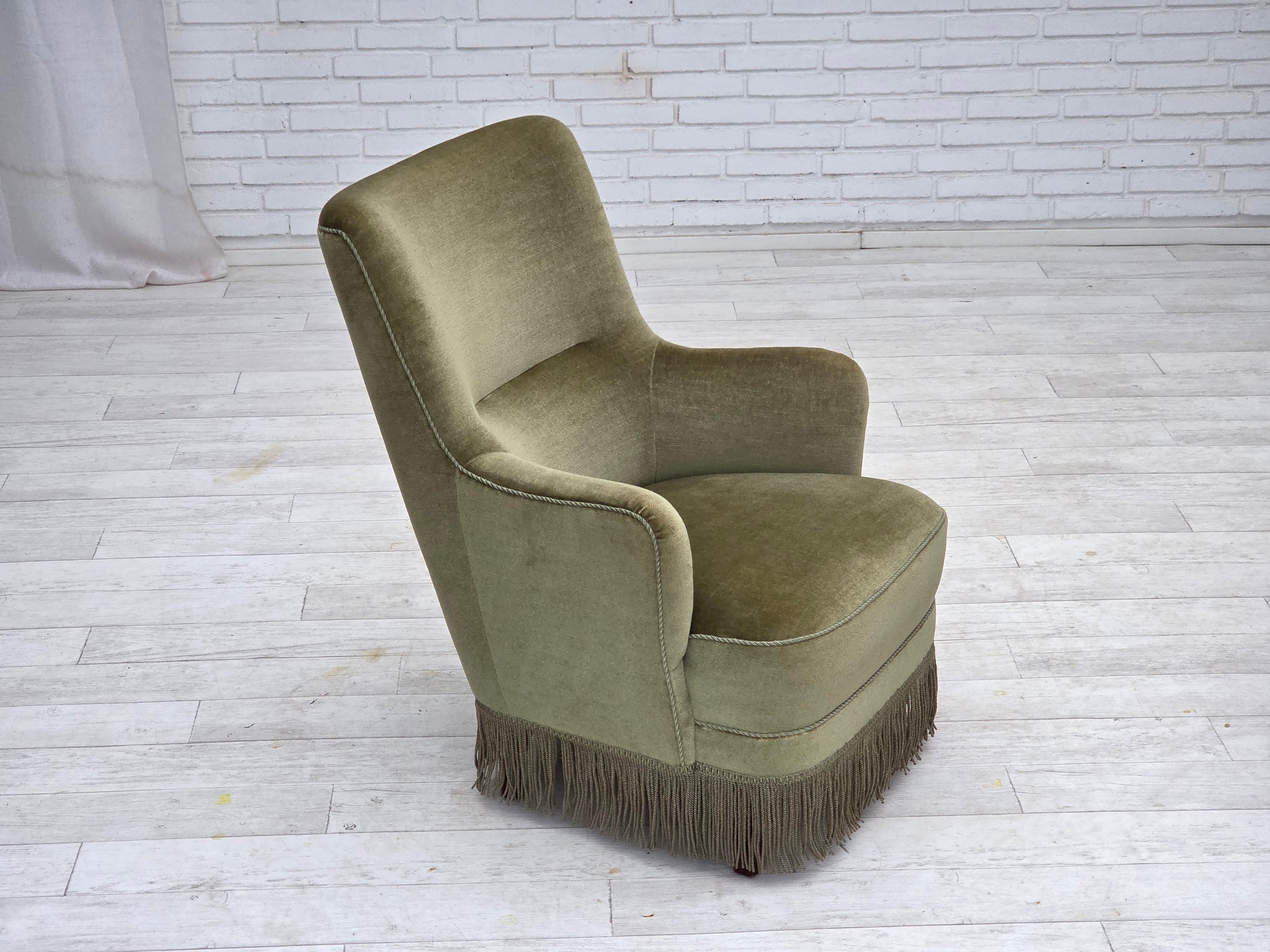 1970, fauteuil danois à dossier haut. Velours d'ameublement vert, ressorts dans l'assise, pieds en bois de hêtre. Très bon état d'origine : pas d'odeurs, pas de taches et construction stable. Fabriqué par un fabricant de meubles danois dans les