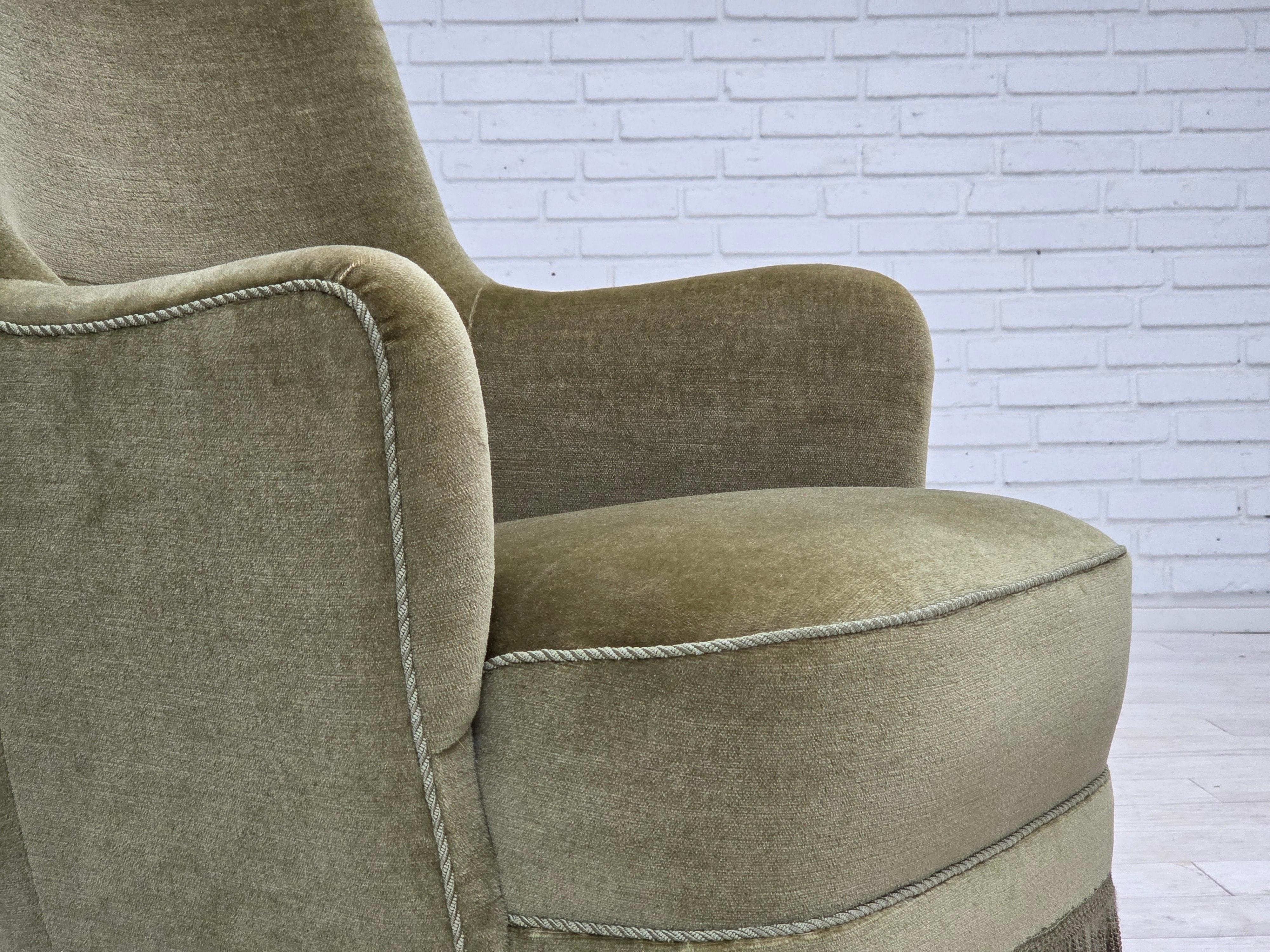 Danois 1970, fauteuil danois à dossier haut, velours vert pour meubles. en vente