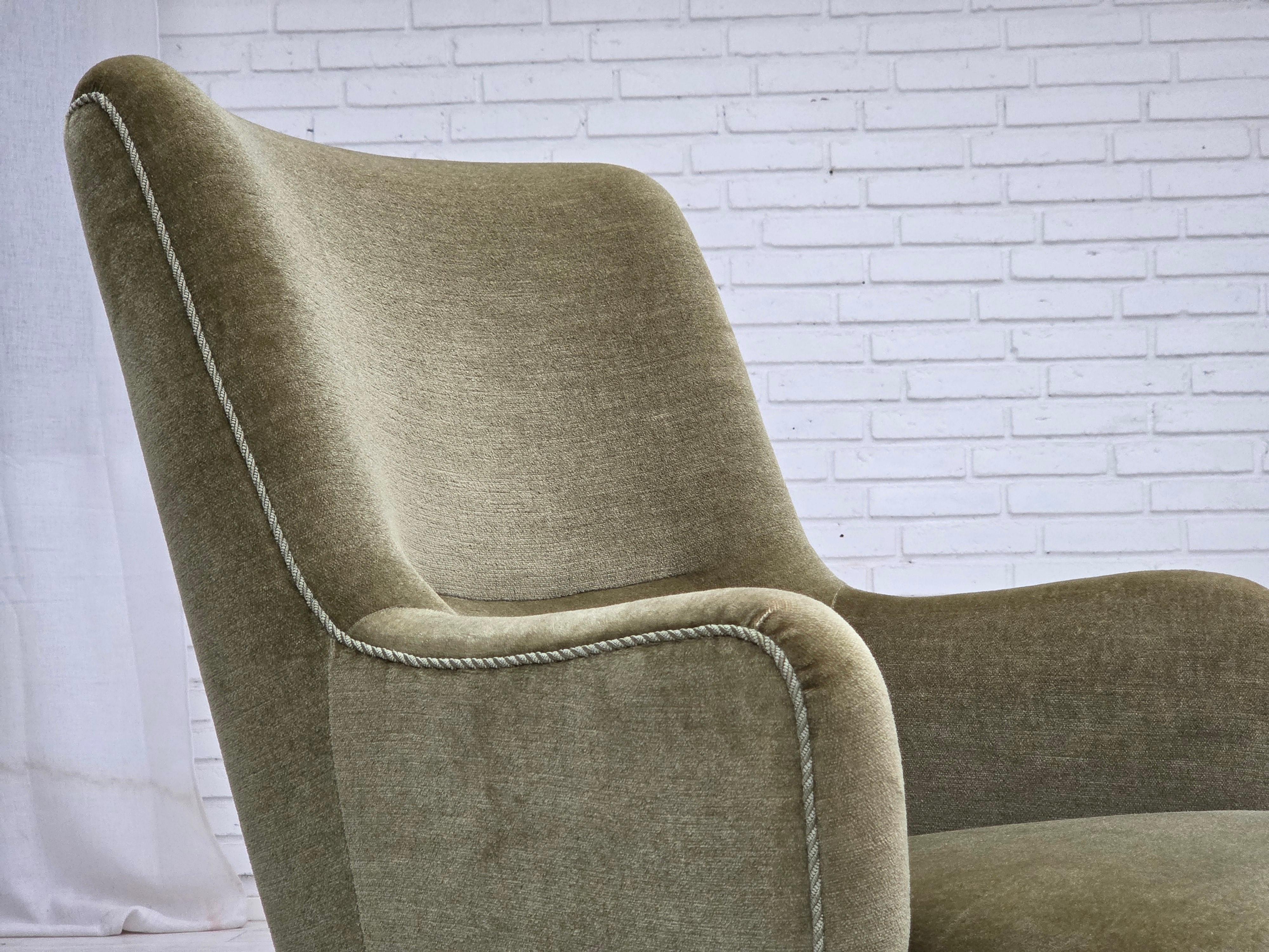 1970, fauteuil danois à dossier haut, velours vert pour meubles. Bon état - En vente à Tarm, 82