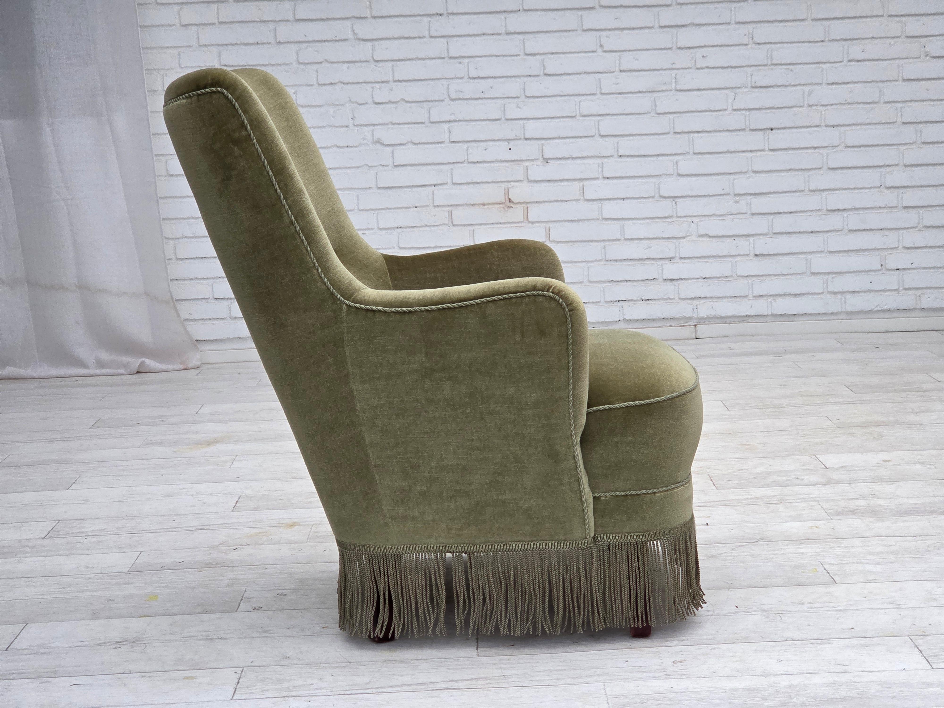 1970, fauteuil danois à dossier haut, velours vert pour meubles. en vente 1