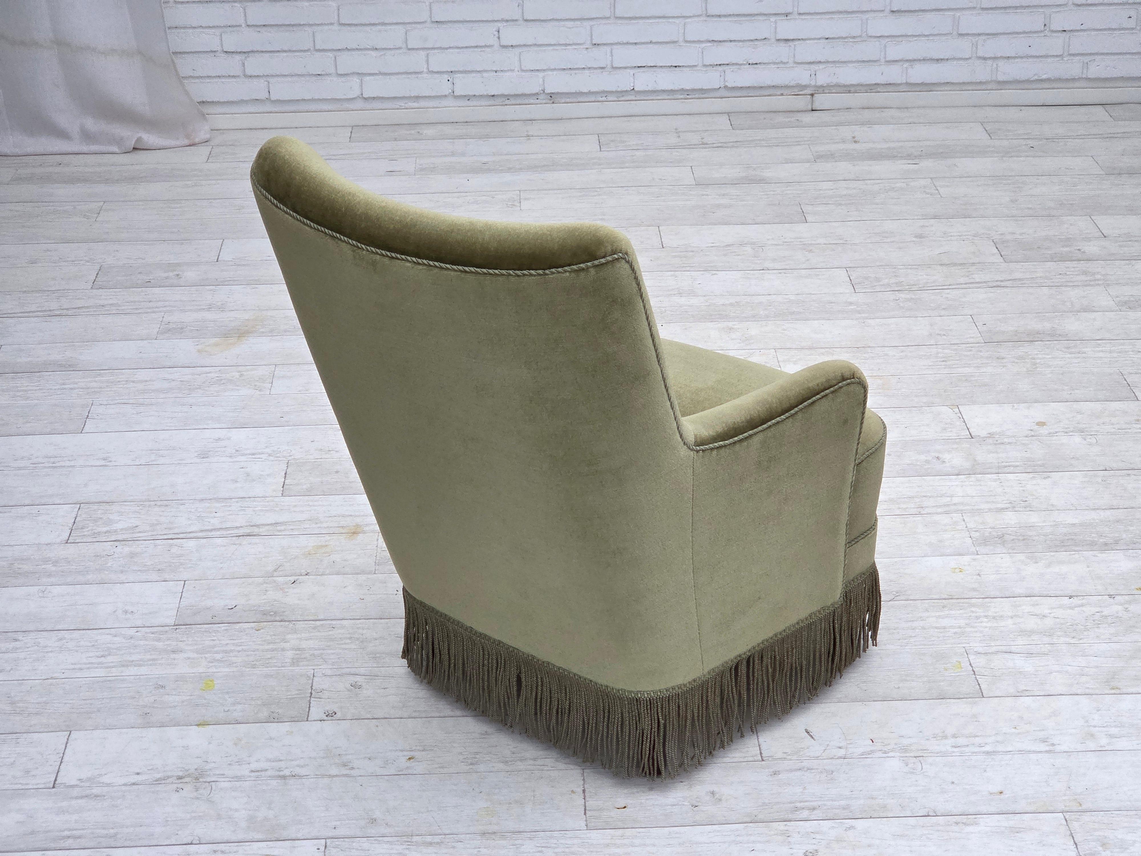 1970, fauteuil danois à dossier haut, velours vert pour meubles. en vente 2