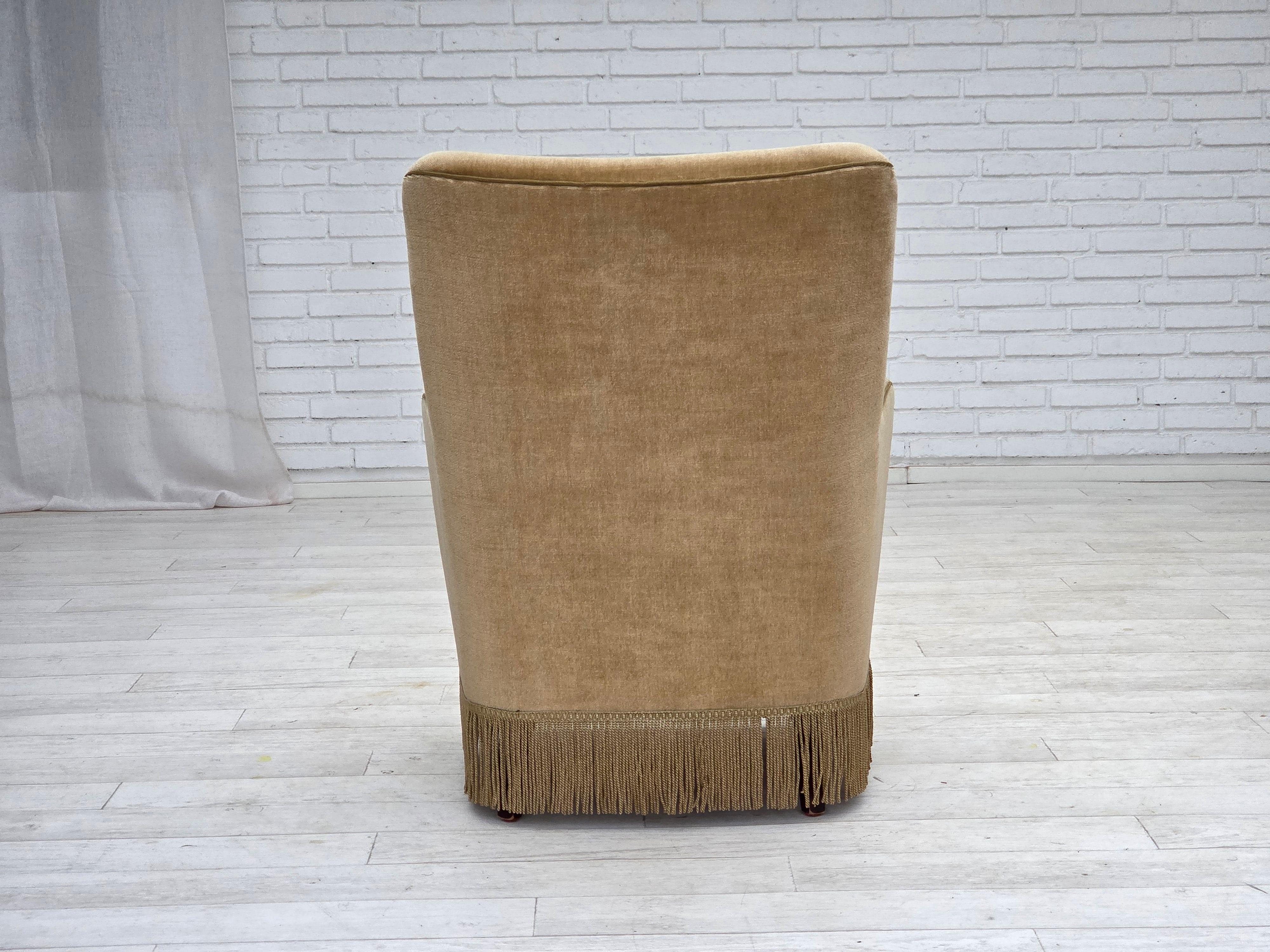 Poltrona danese con schienale alto, anni '70, velluto verde chiaro. in vendita 3