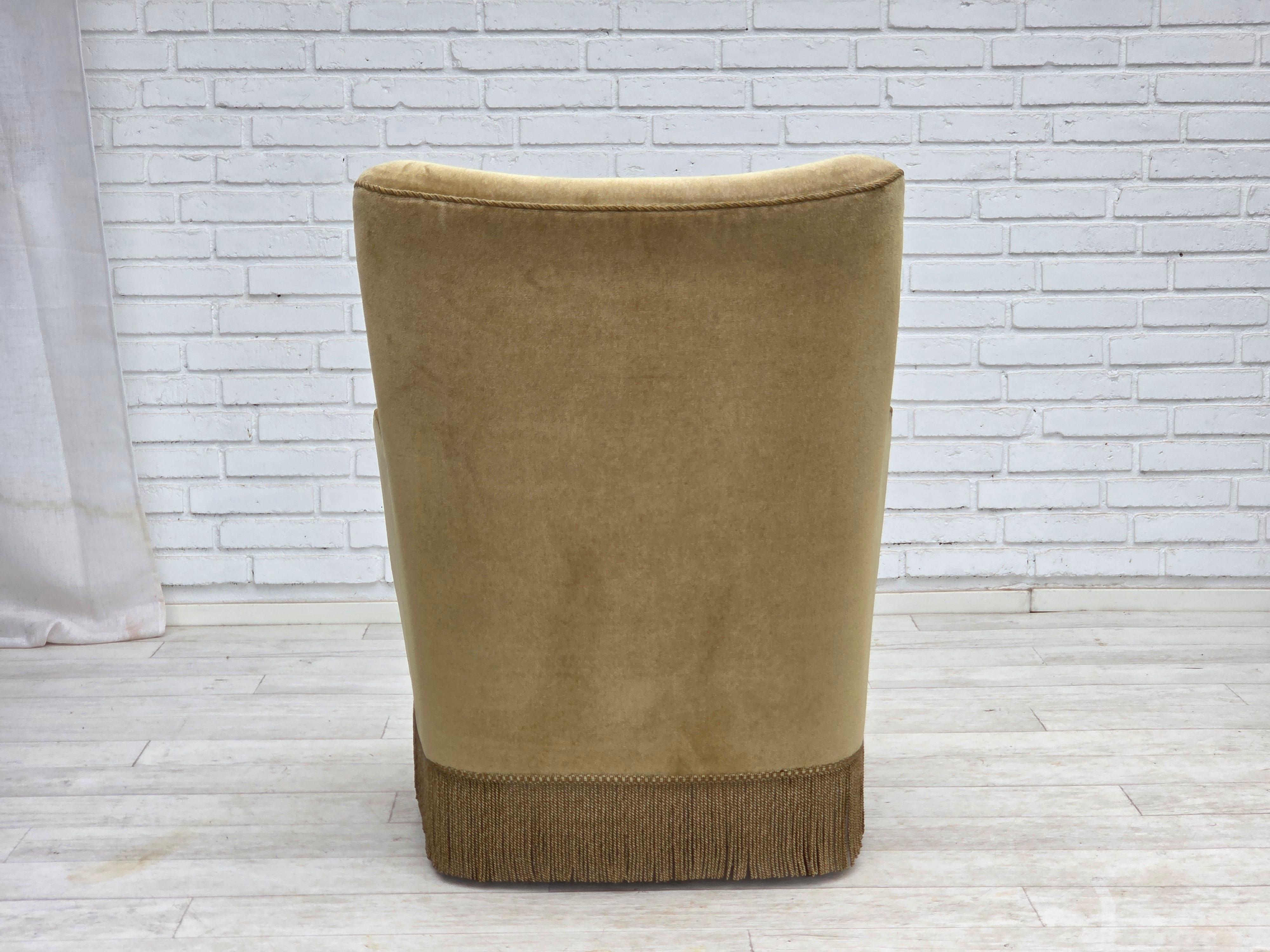 Poltrona danese con schienale alto, anni '70, velluto verde chiaro. in vendita 3