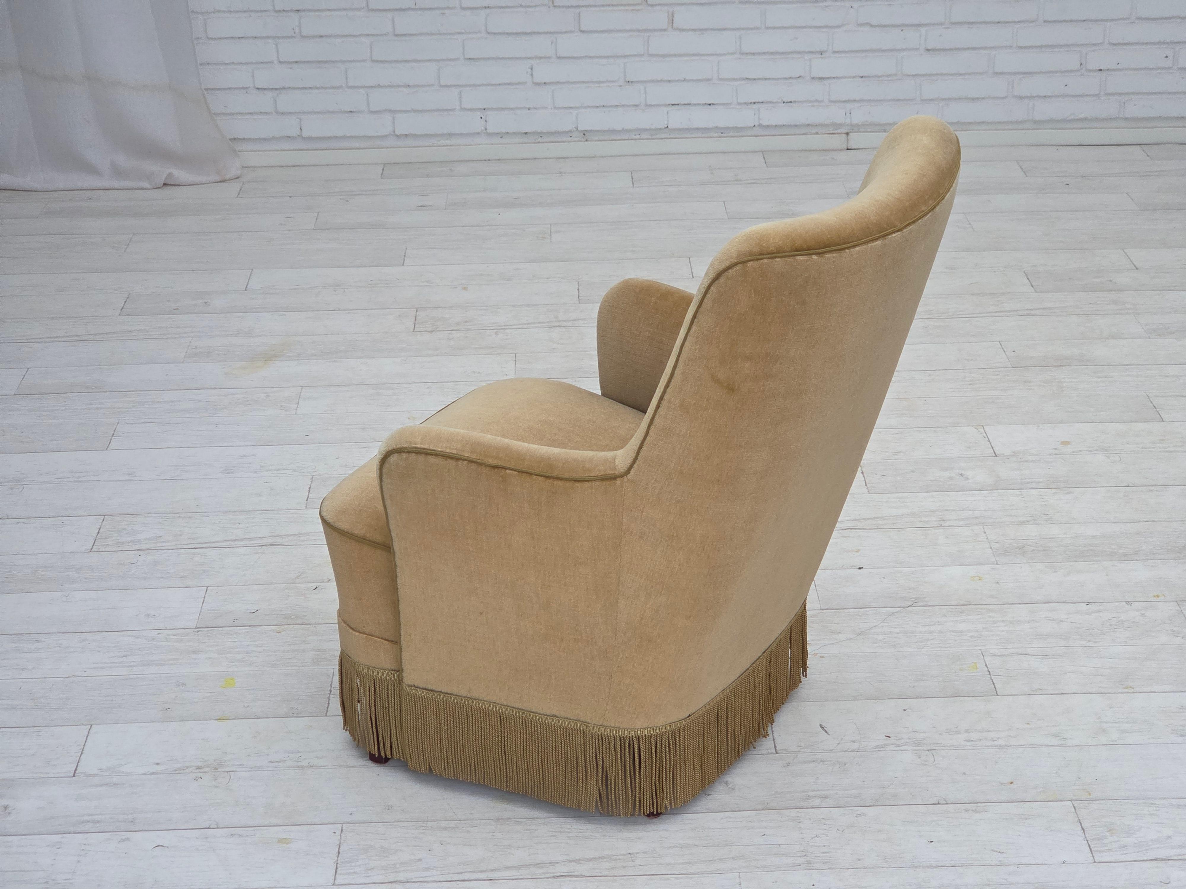 Poltrona danese con schienale alto, anni '70, velluto verde chiaro. in vendita 4