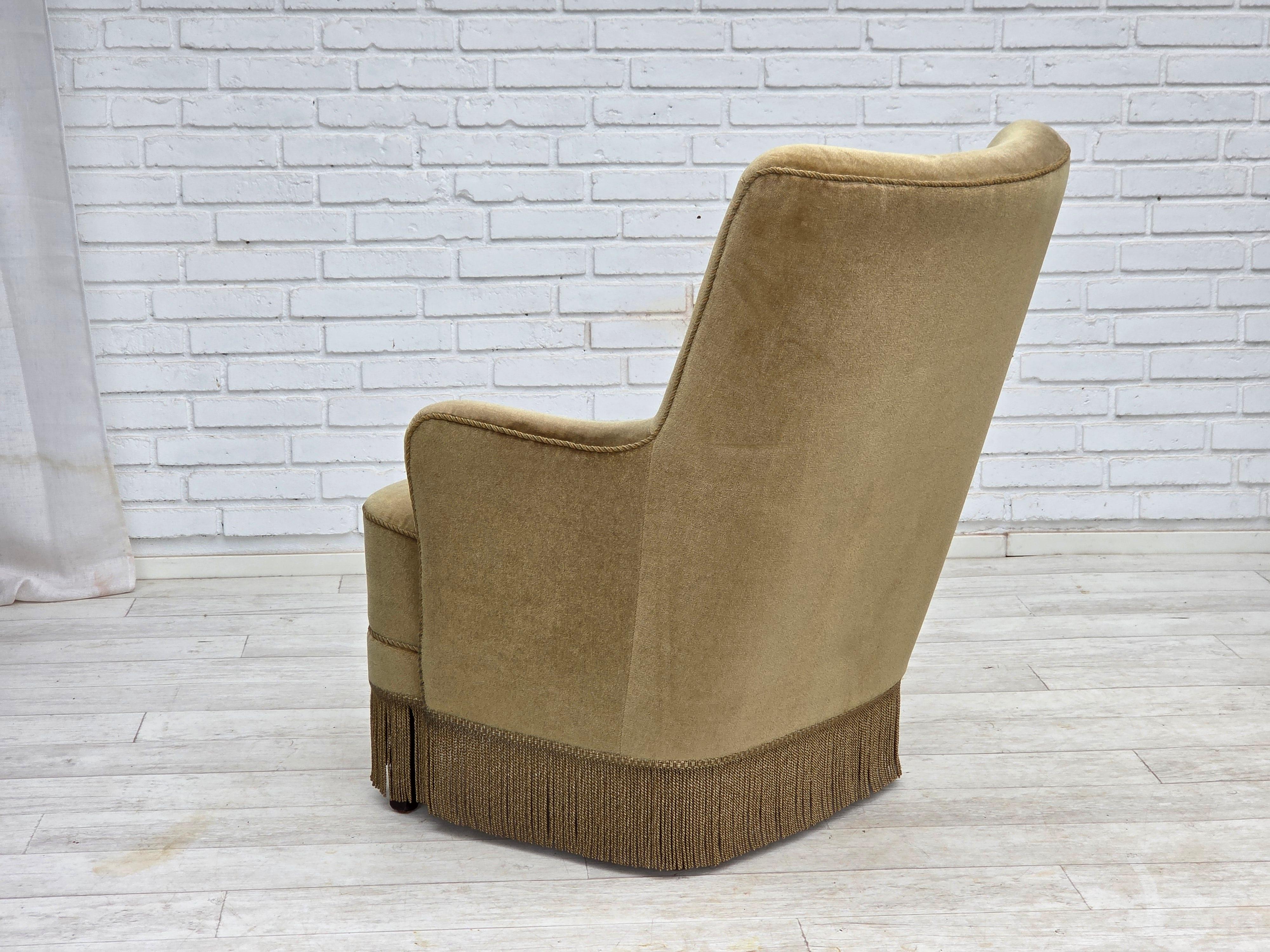 Poltrona danese con schienale alto, anni '70, velluto verde chiaro. in vendita 4