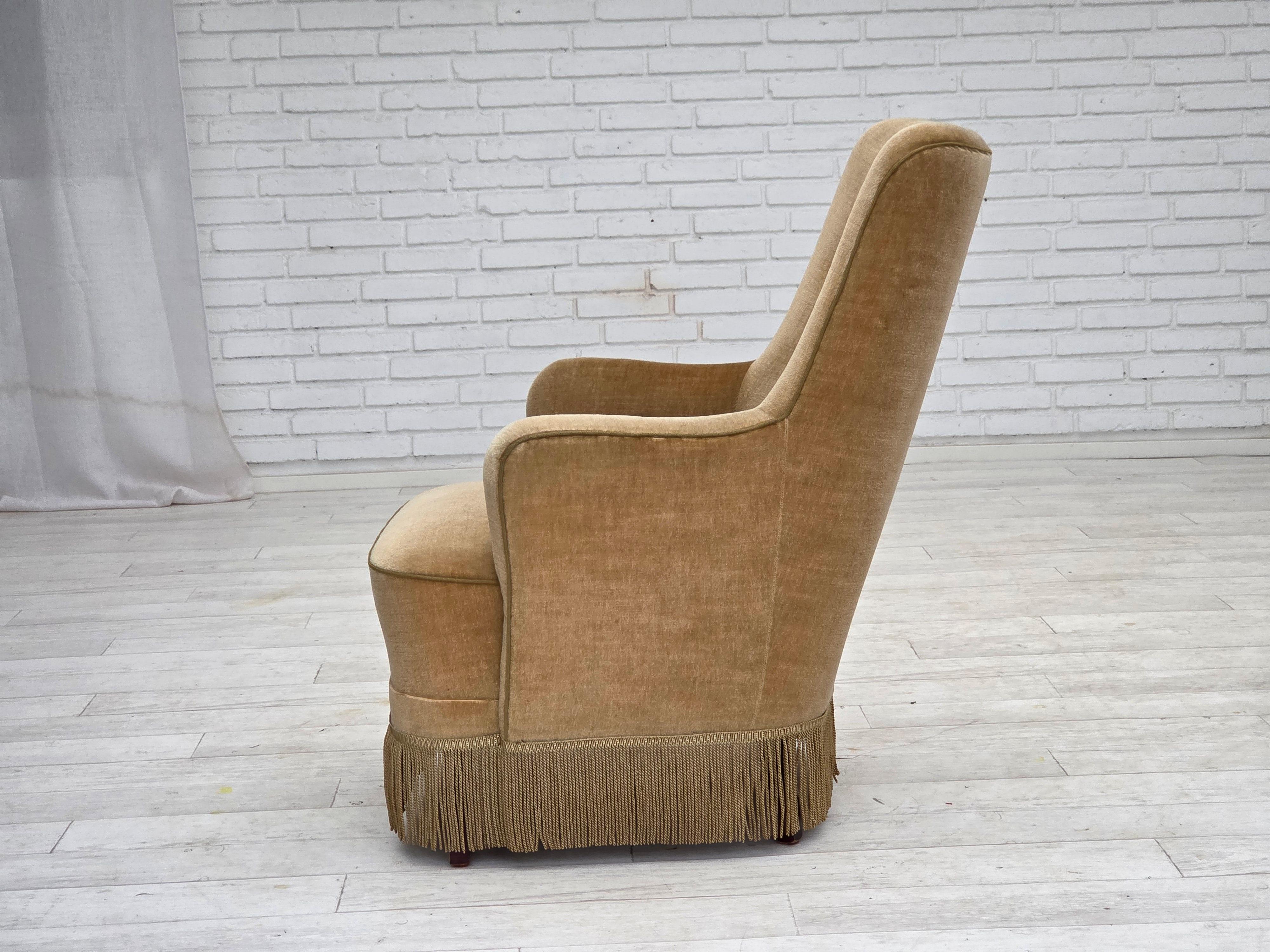 Poltrona danese con schienale alto, anni '70, velluto verde chiaro. in vendita 5