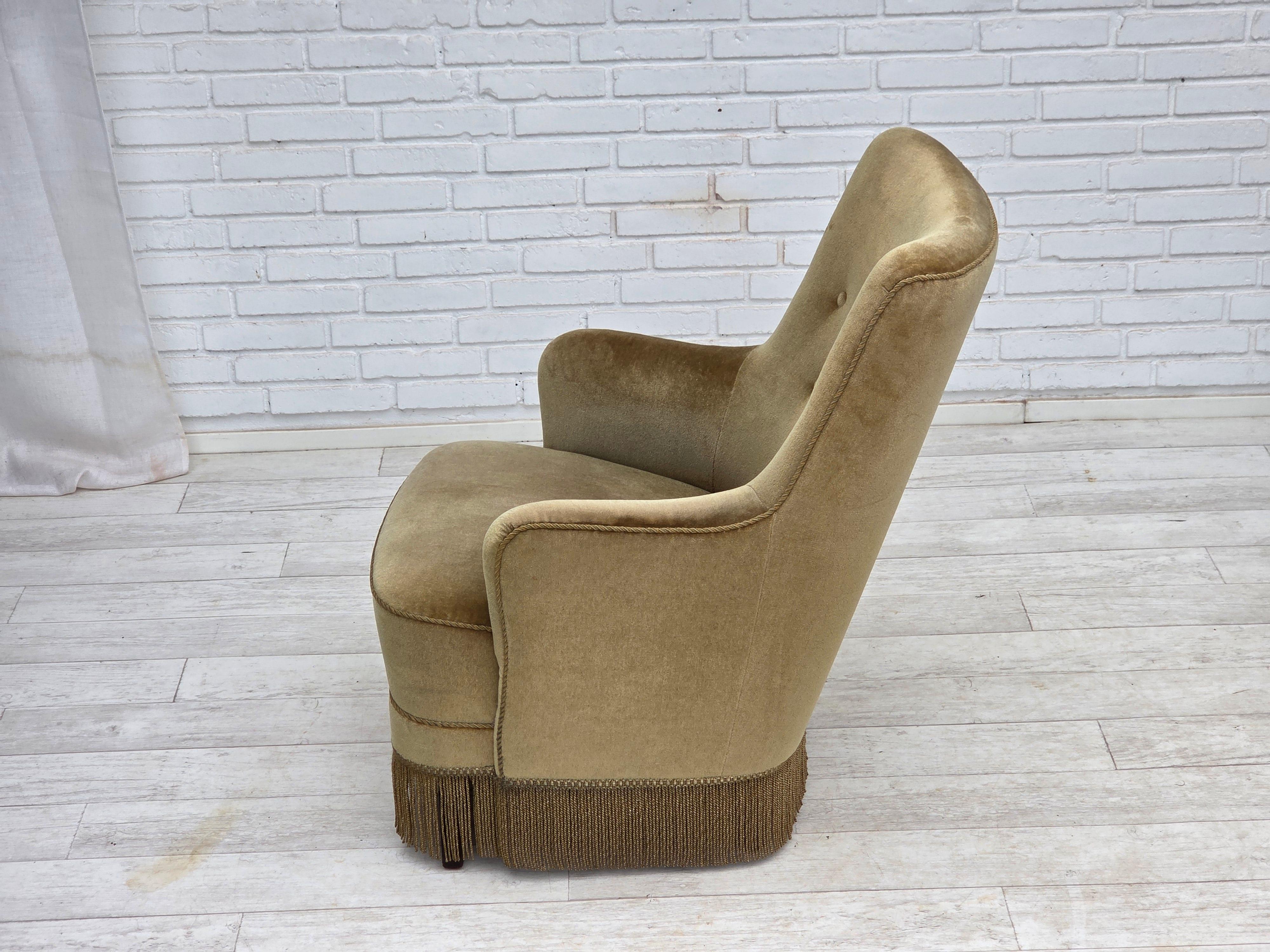 Poltrona danese con schienale alto, anni '70, velluto verde chiaro. in vendita 5