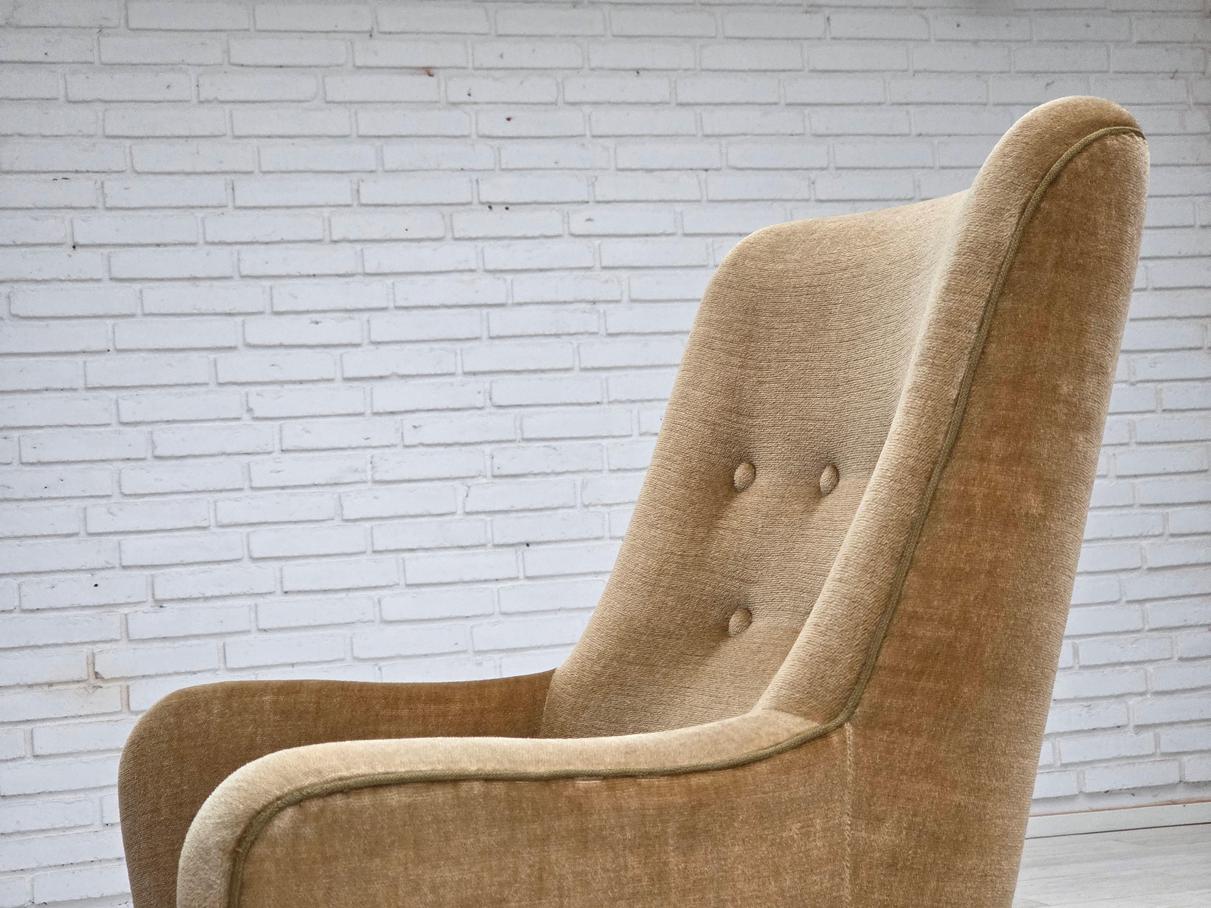 Poltrona danese con schienale alto, anni '70, velluto verde chiaro. in vendita 6