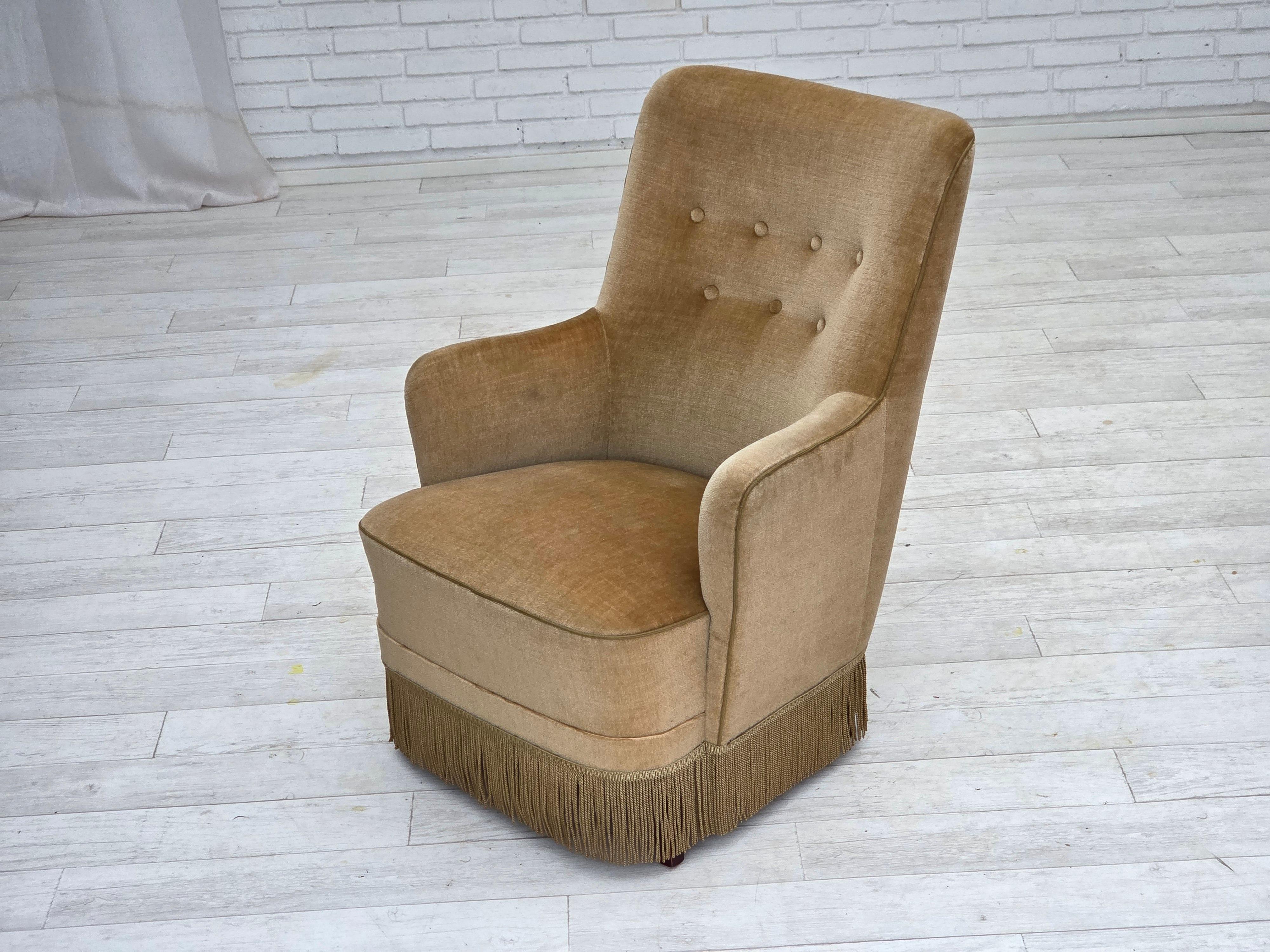 Poltrona danese con schienale alto, anni '70, velluto verde chiaro. in vendita 7
