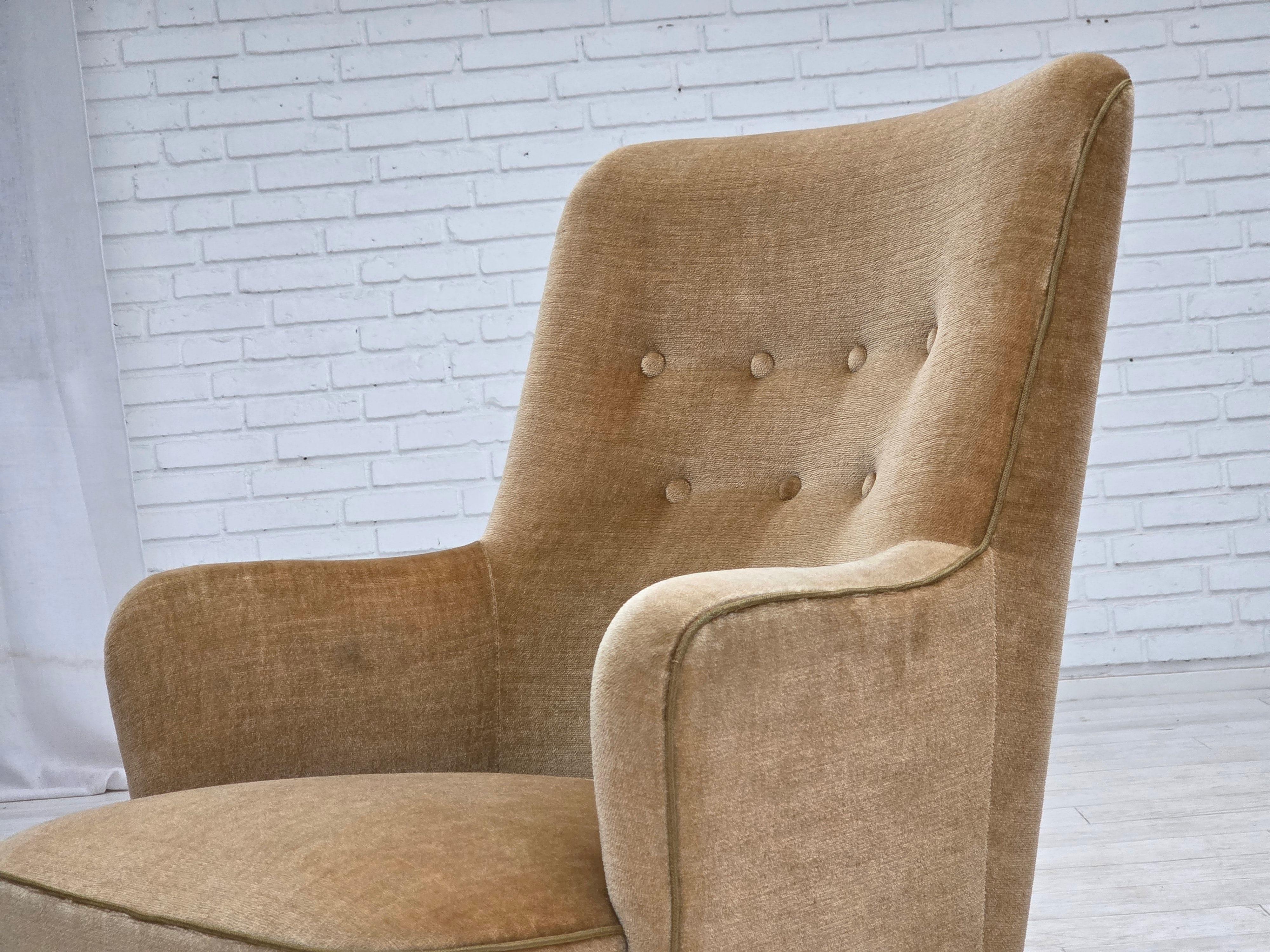 Poltrona danese con schienale alto, anni '70, velluto verde chiaro. in vendita 8