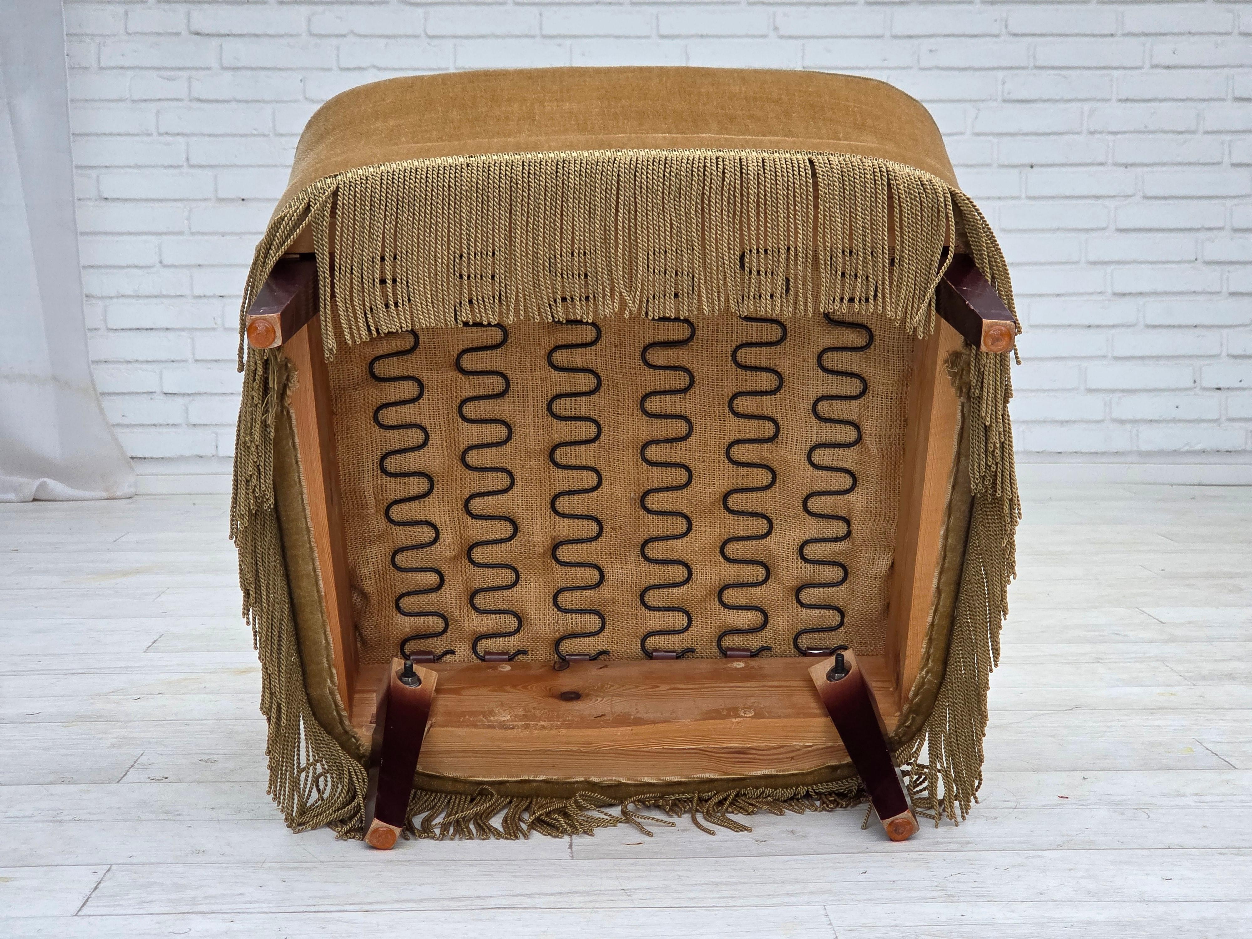 Poltrona danese con schienale alto, anni '70, velluto verde chiaro. in vendita 9